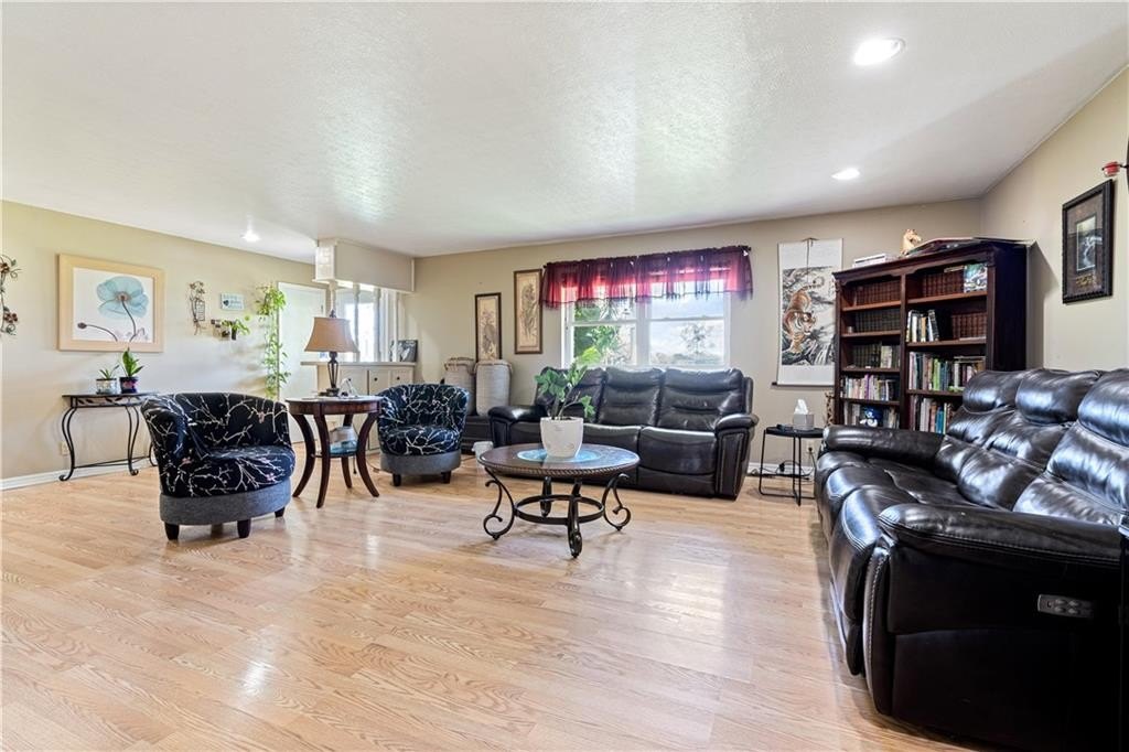 Siloam Springs, Arkansas, 72761, United States, 3 Bedrooms Bedrooms, ,4 BathroomsBathrooms,Residential,For Sale,1981853