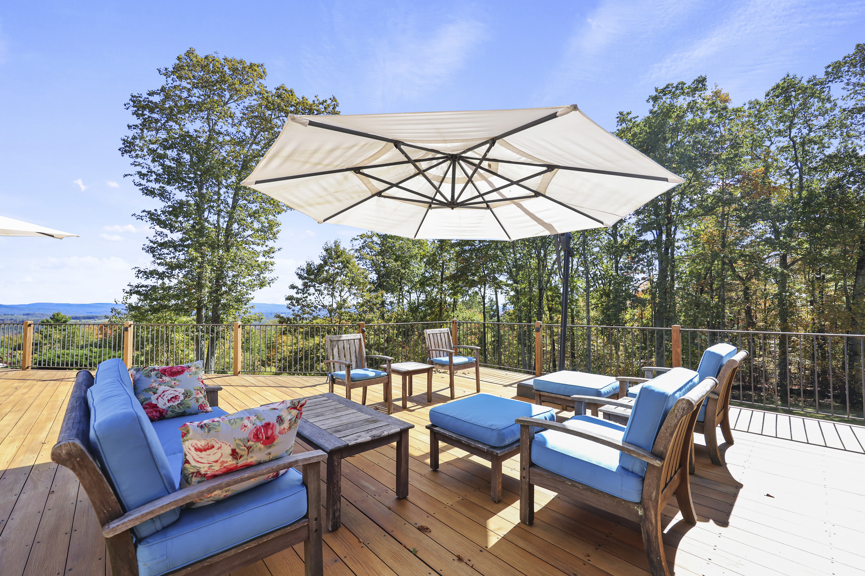  Exquisite Tudor Estate Set on 18+ Breathtaking Acres with Stunning Panoramic Vie - 物件實景