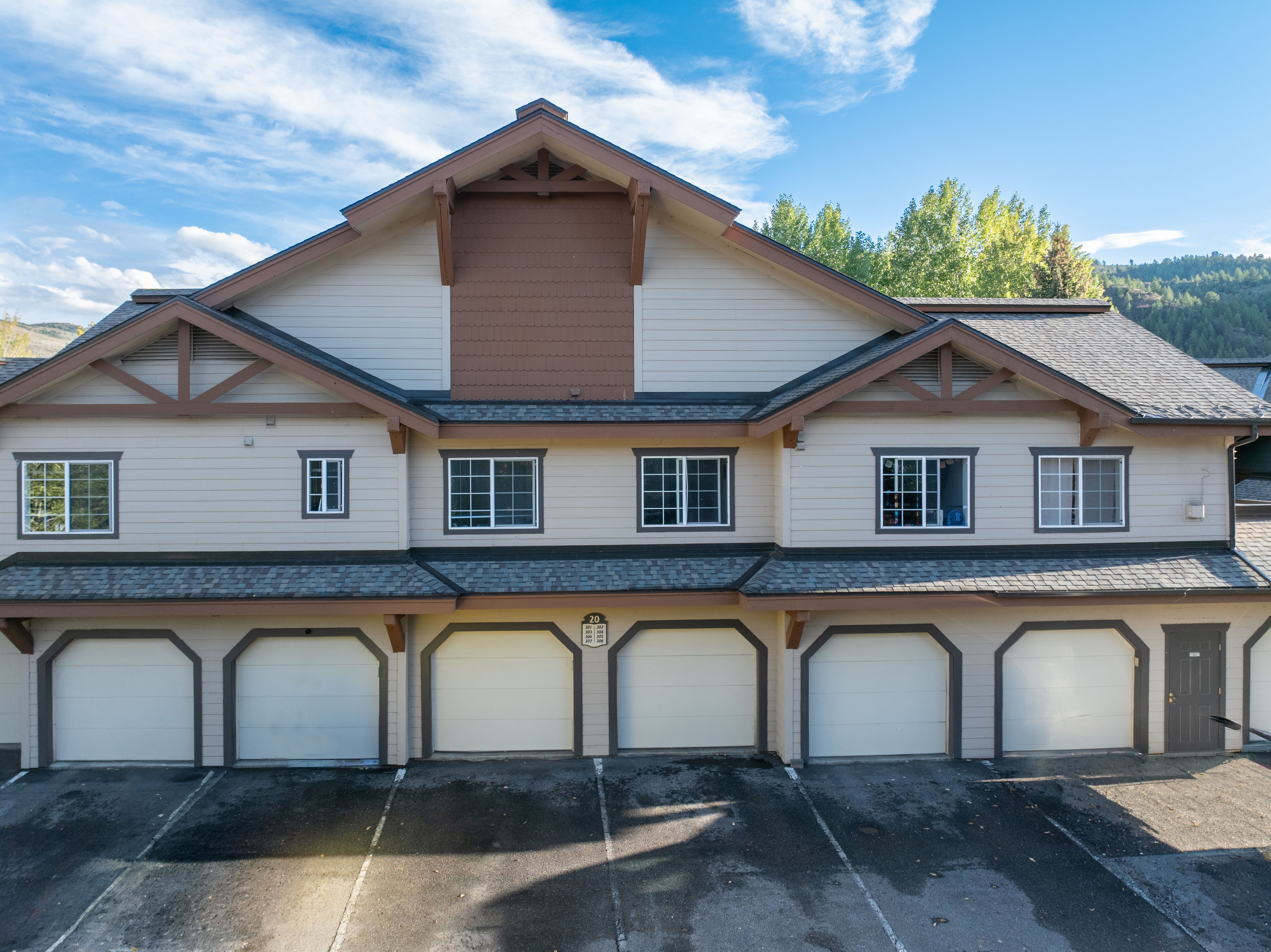  Rare River Side Ground Floor Location Overlooking the Eagle River - 物件實景