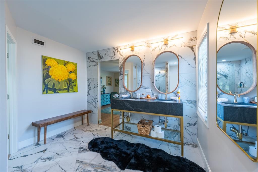 Sarasota, Florida, 34243, United States, 3 Bedrooms Bedrooms, ,4 BathroomsBathrooms,Residential,For Sale,1941793
