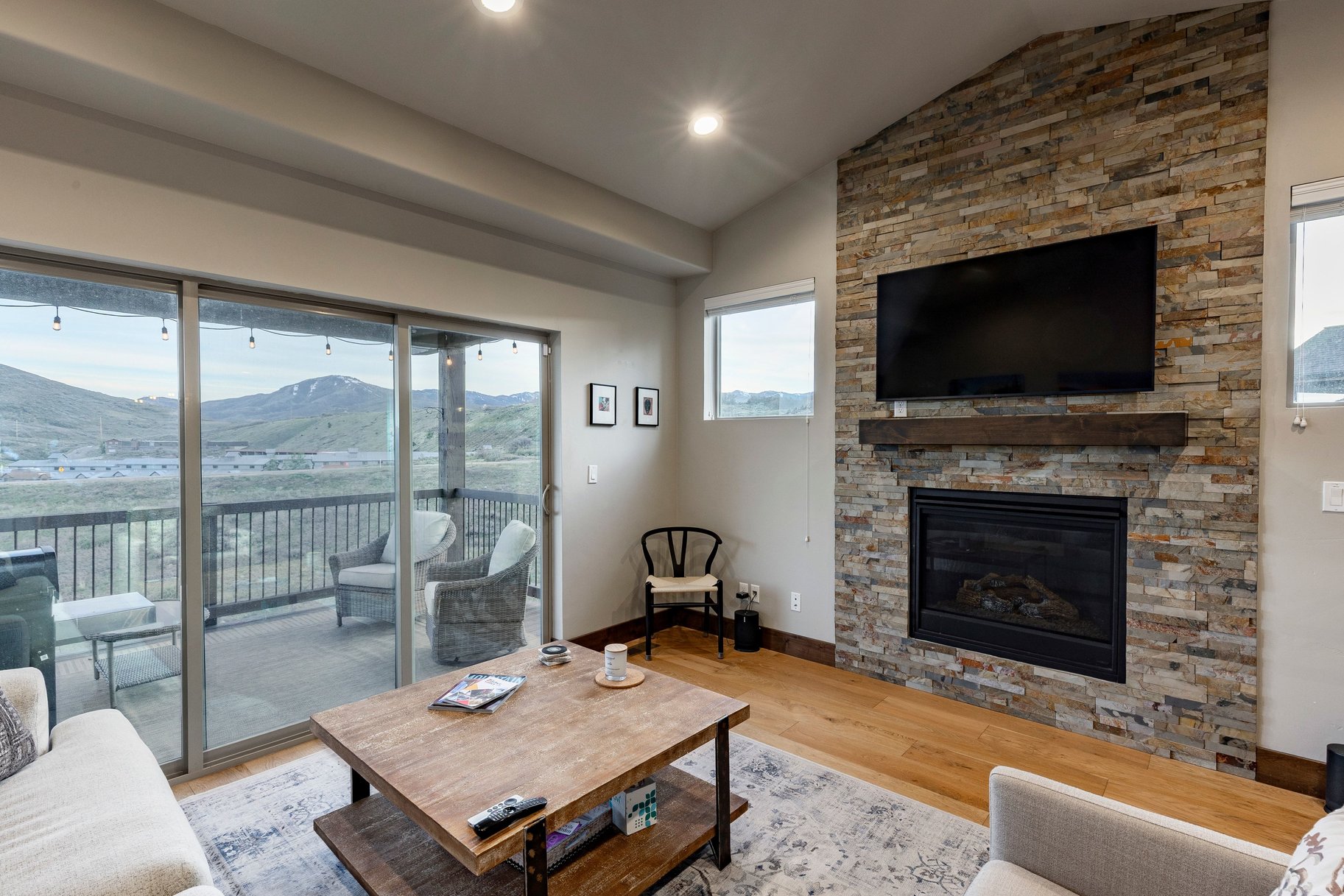  Stunning End-Unit Townhome With Loads of Natural Light - 物件實景