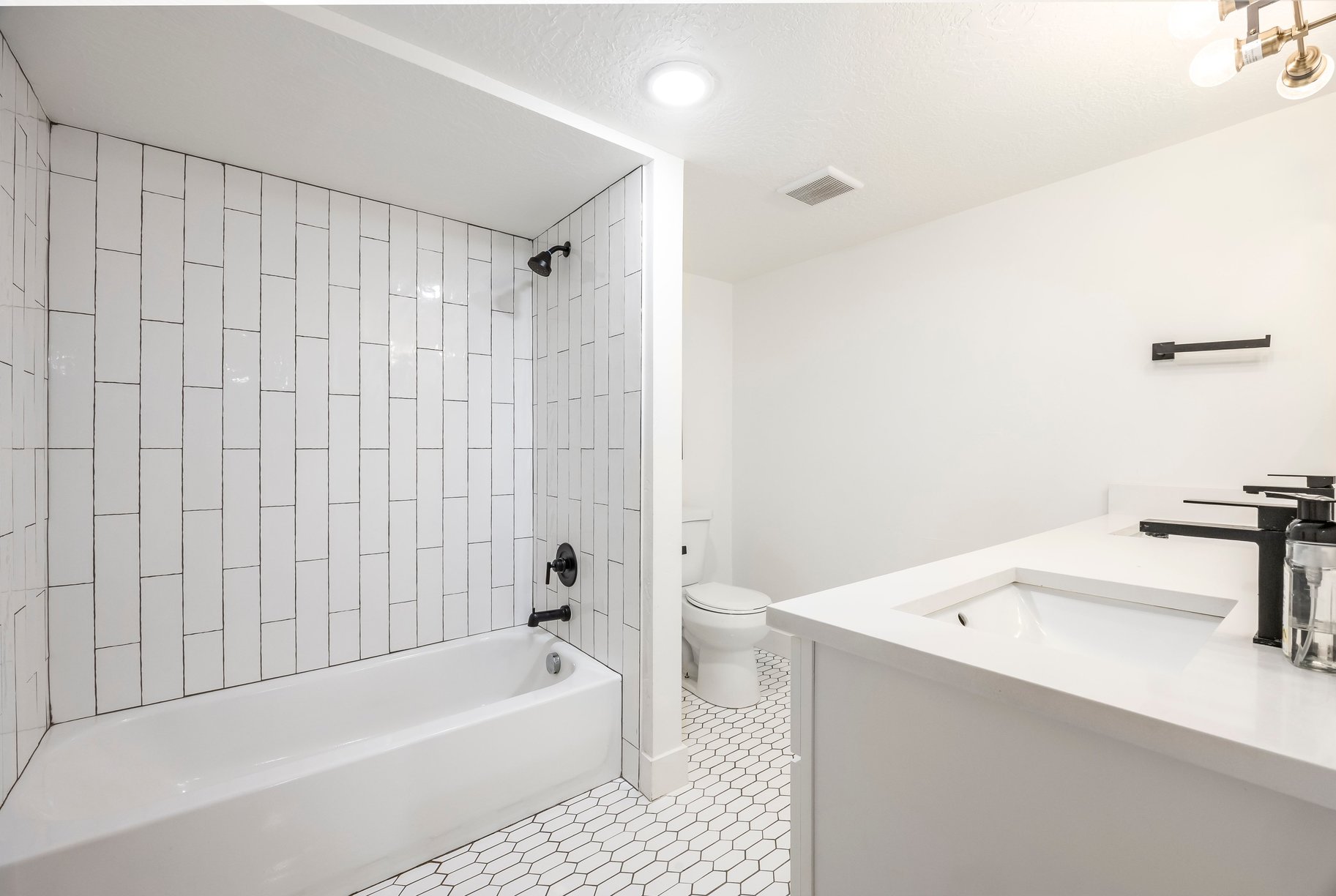  Remodeled Rambler with Outside Basement Entrance - 物件實景