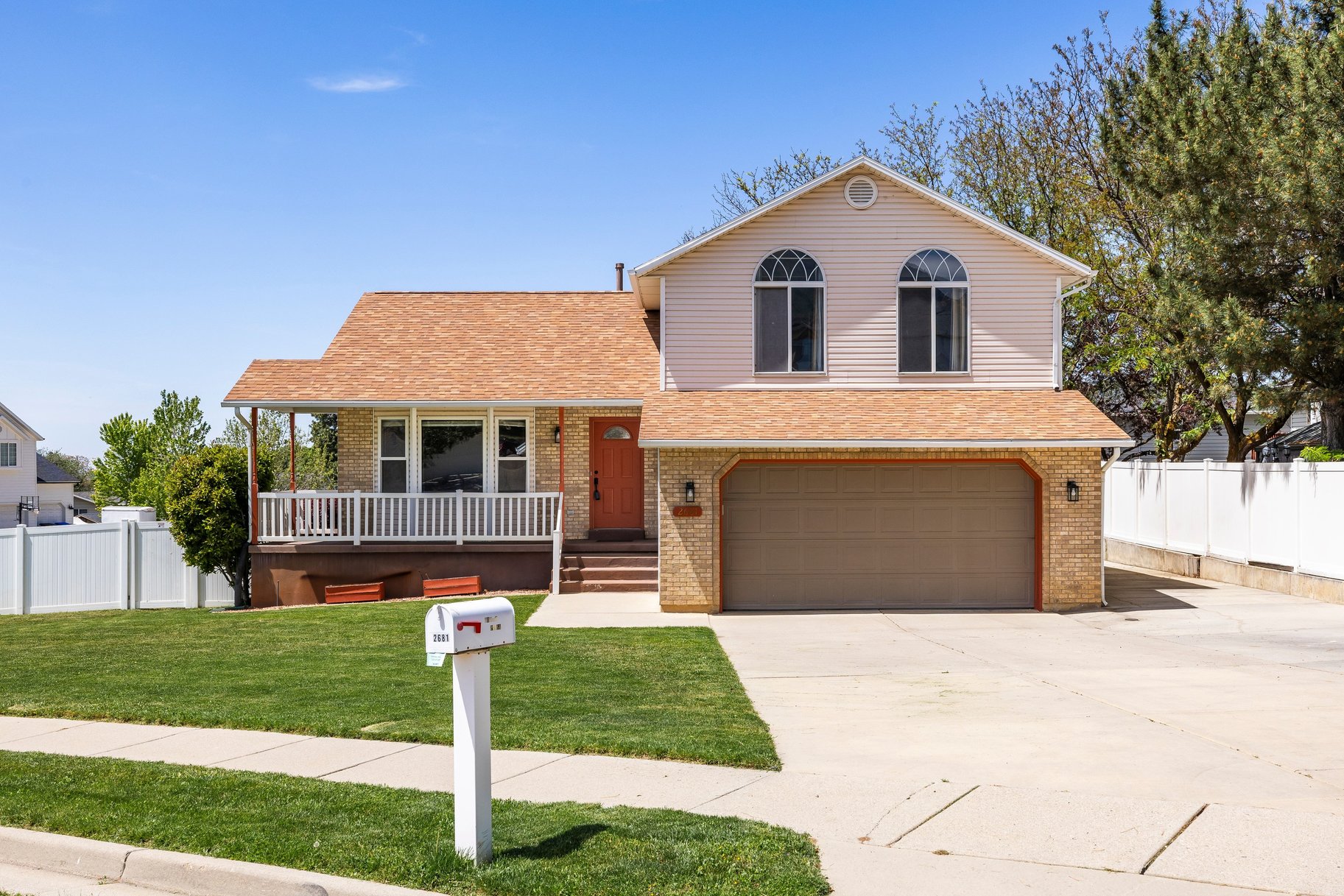  5 Bedroom, 3 Bath Home With One Of North Ogdens Best Porch Views - 物件實景