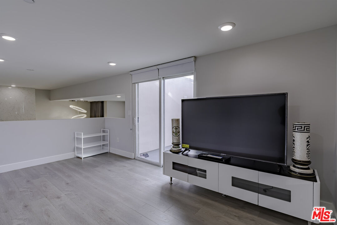 Los Angeles, California, 90010, United States, 3 Bedrooms Bedrooms, ,3 BathroomsBathrooms,Residential,For Sale,1992003