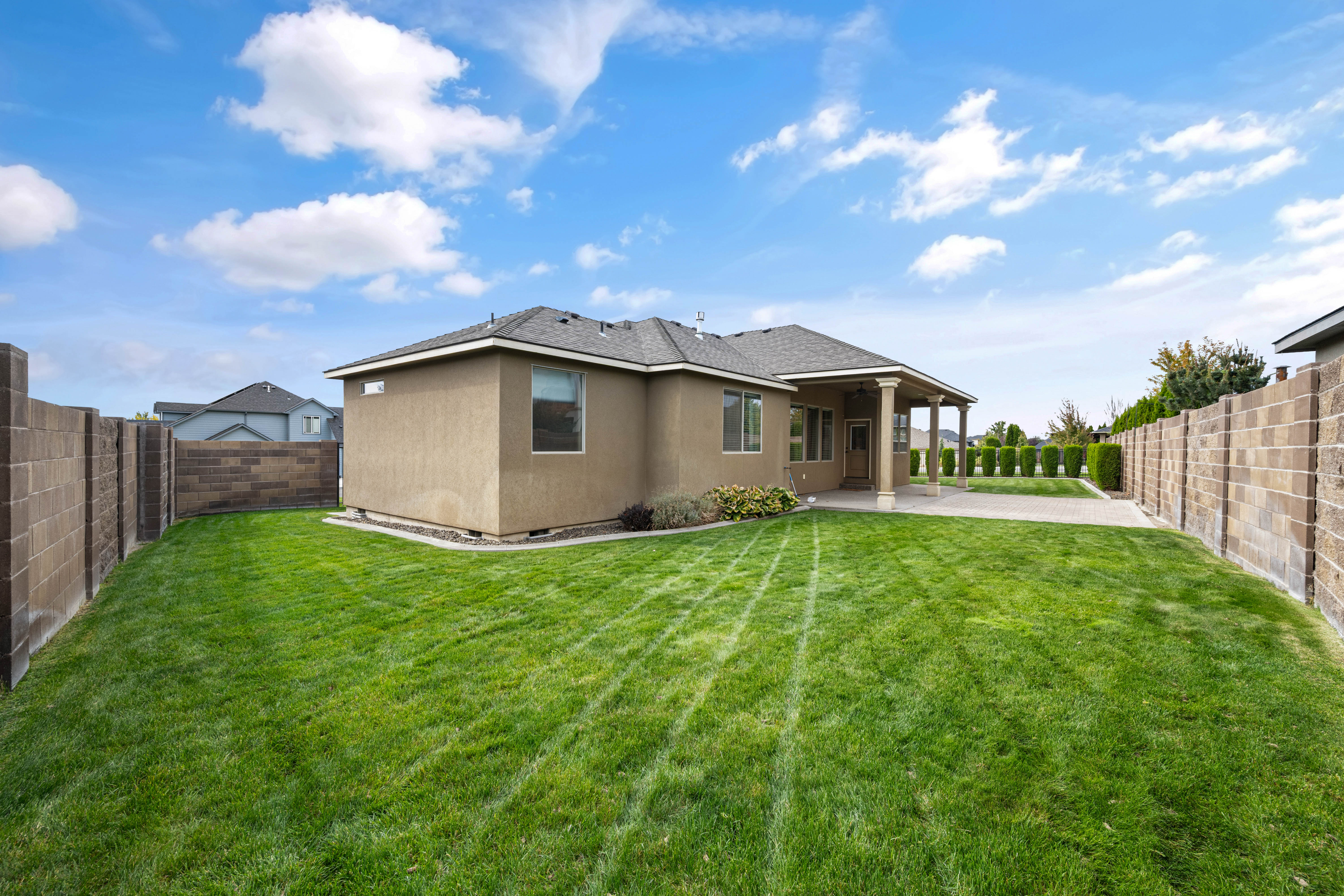  Corner Lot in The Heights at Meadow Springs - 物件實景