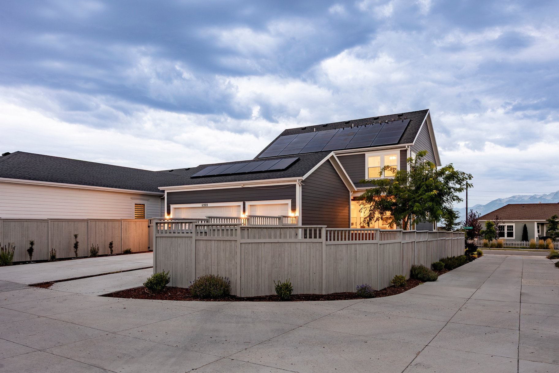 Daybreak Living With A 3-Car Garage - 物件實景