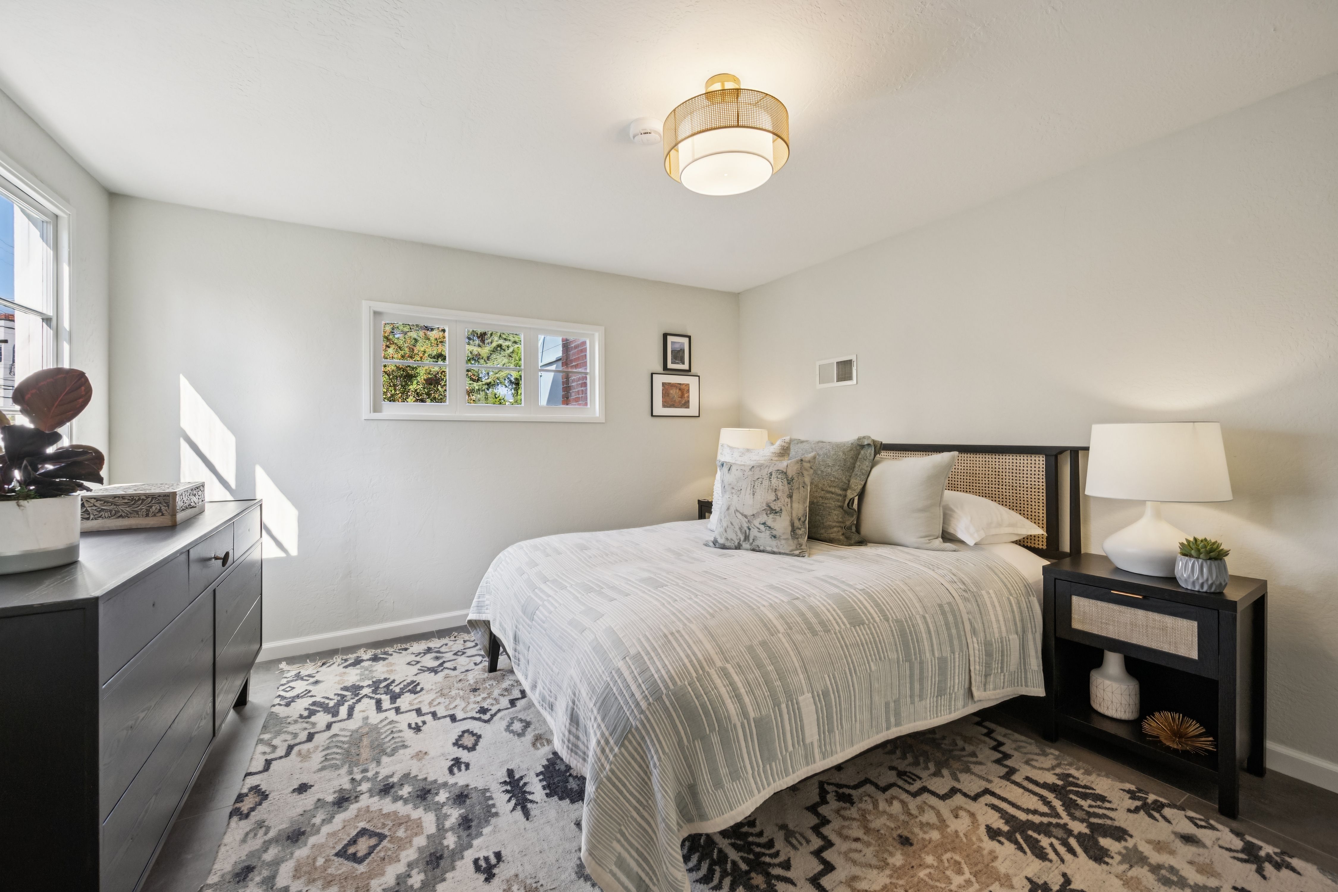  Spacious Corner-Lot Residence Offering Flexible Living Near Lake Merritt - 物件實景