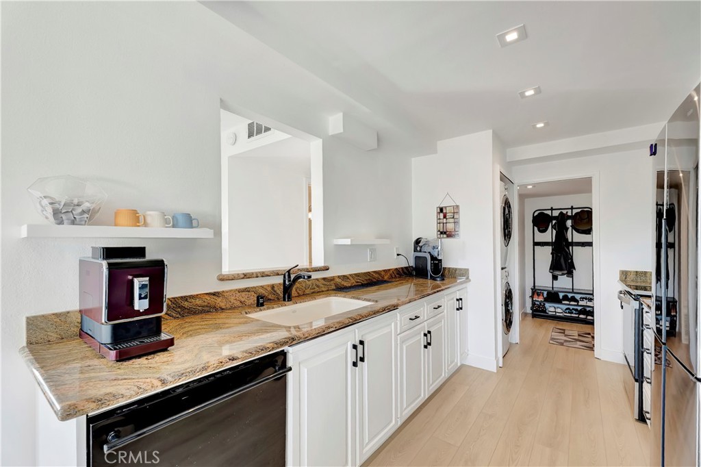 Long Beach, California, 90814, United States, 2 Bedrooms Bedrooms, ,1 BathroomBathrooms,Residential,For Sale,1989158