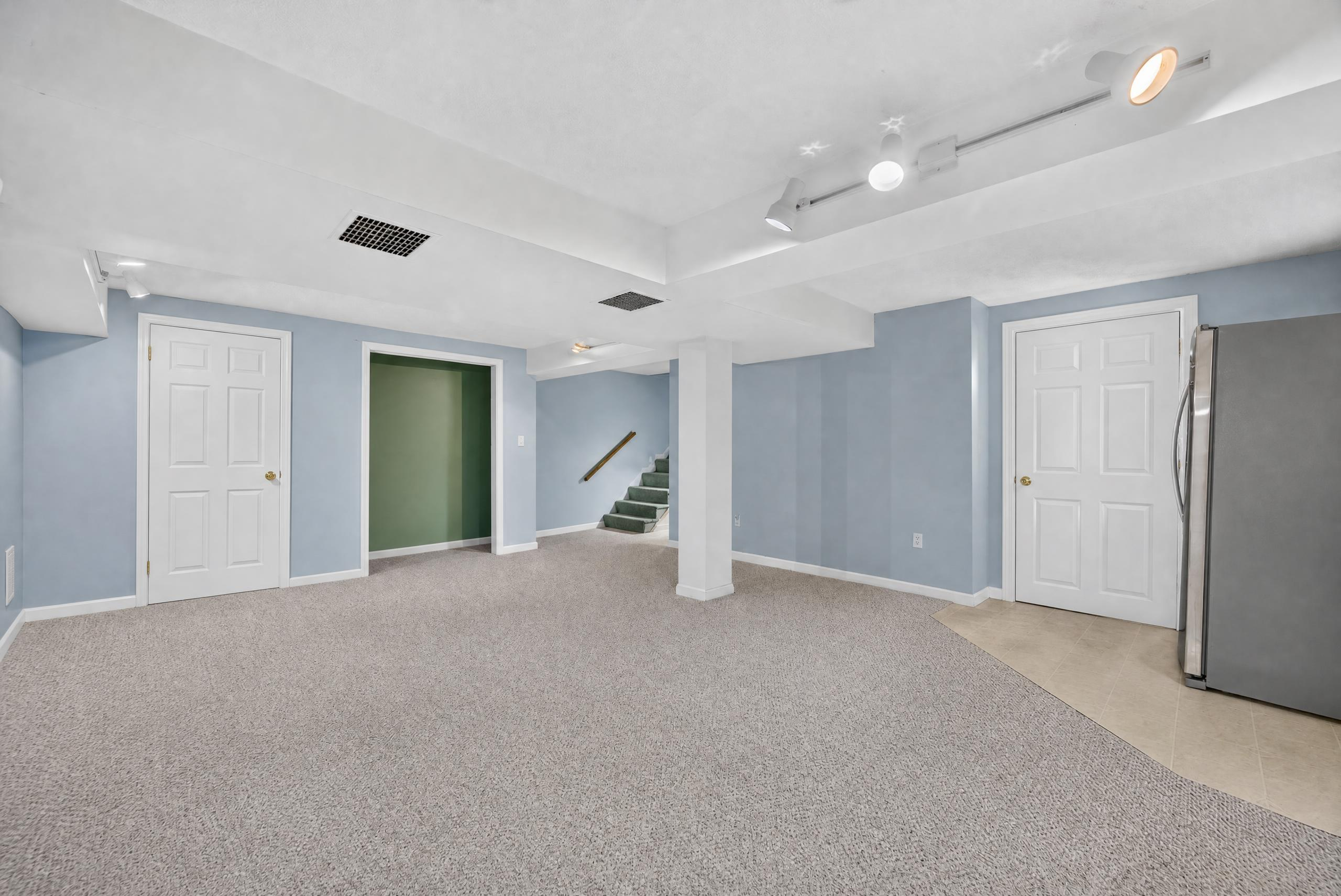 Spacious Two Level Raised Ranch Offers One Floor Living - 物件實景