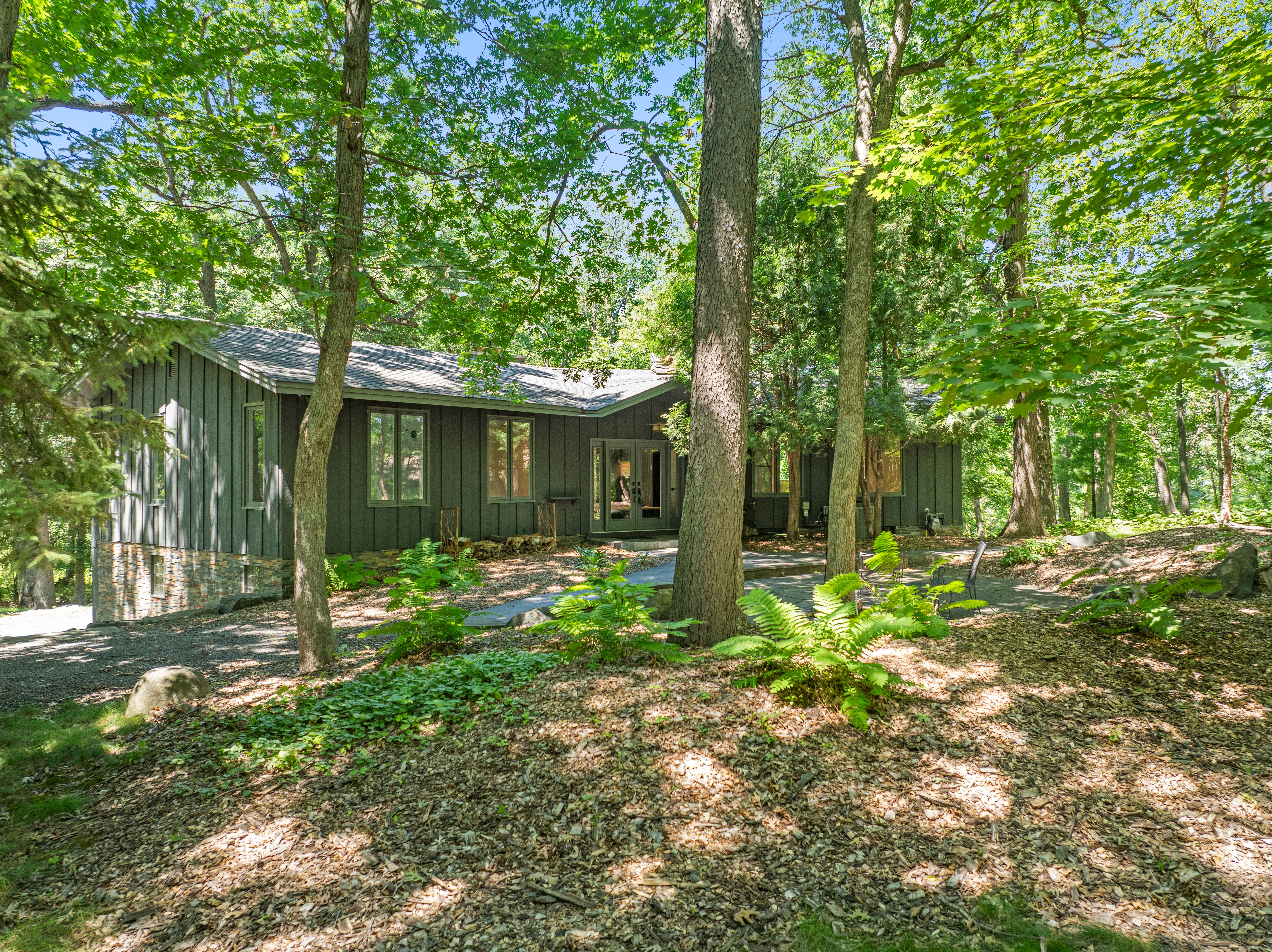  Secluded Wooded Retreat with Beautifully Updated Interiors - 物件實景