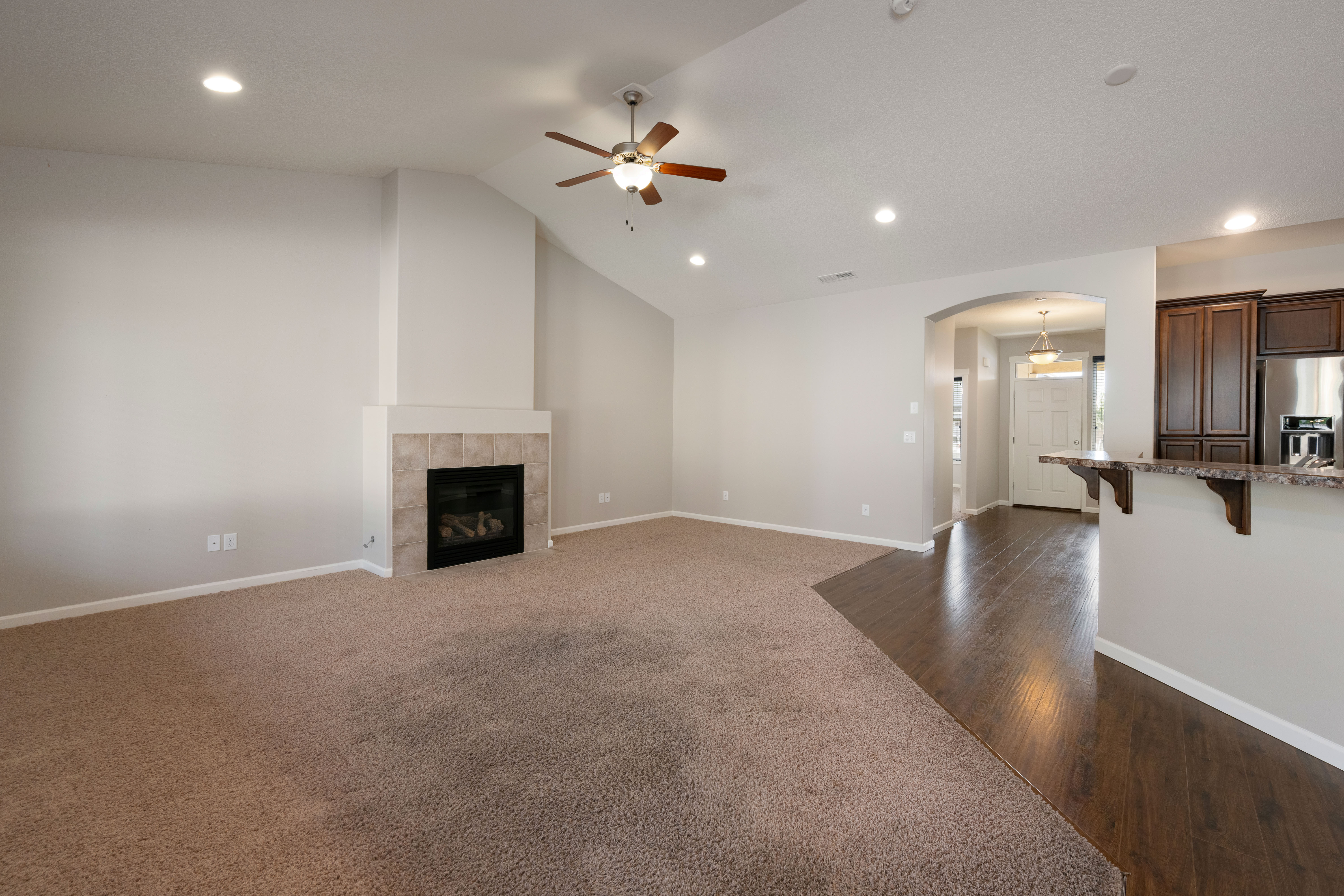  Welcome to this well-maintained 3-bedroom, 2-bath New Tradition resale - 物件實景