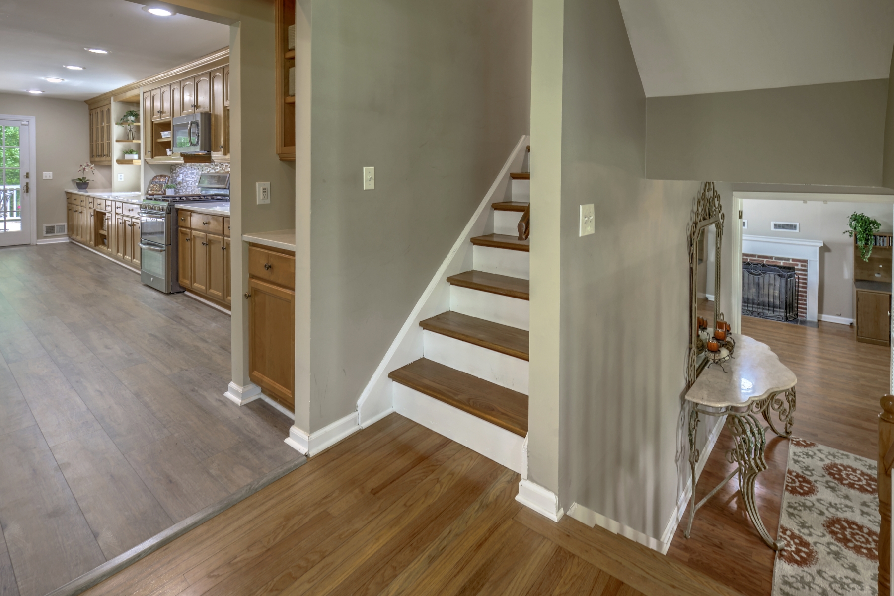  Expanded and Beautifully Maintained Custom Split Level Home - 物件實景