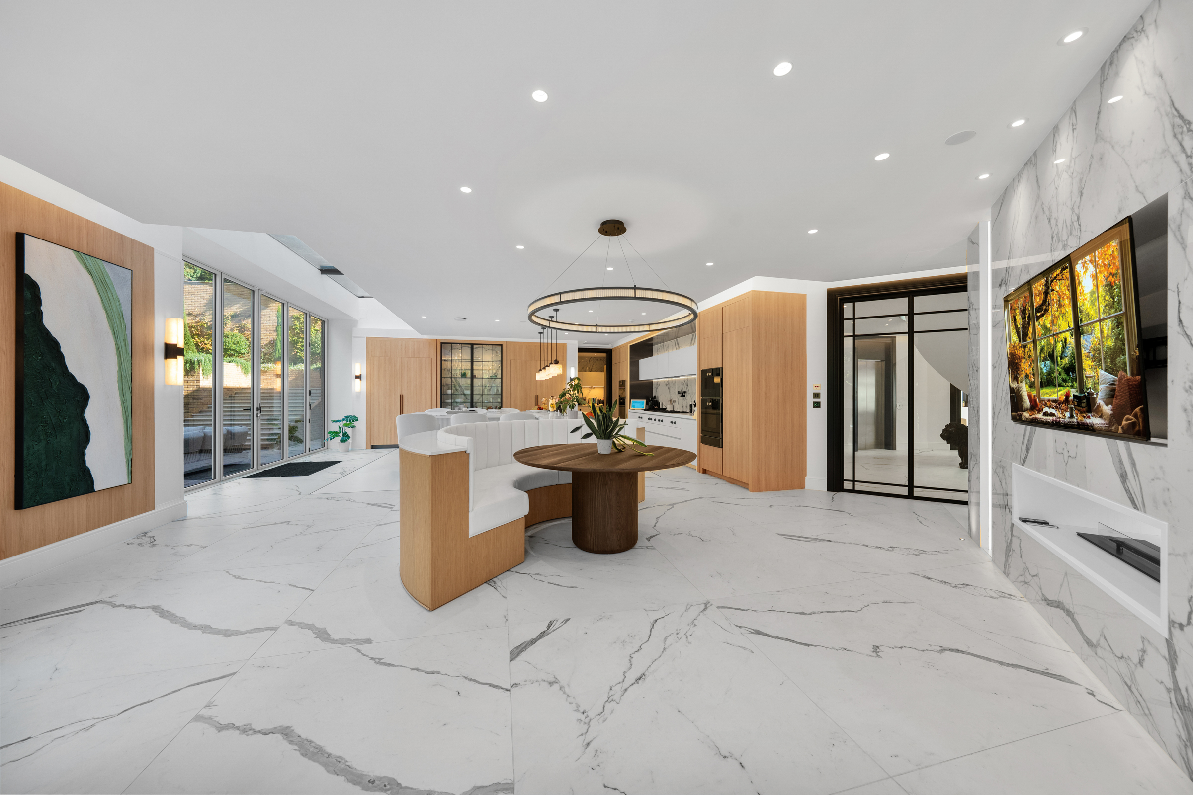  A six-bedroom St George’s Hill house with a private spa and rising-floor pool - 物件實景