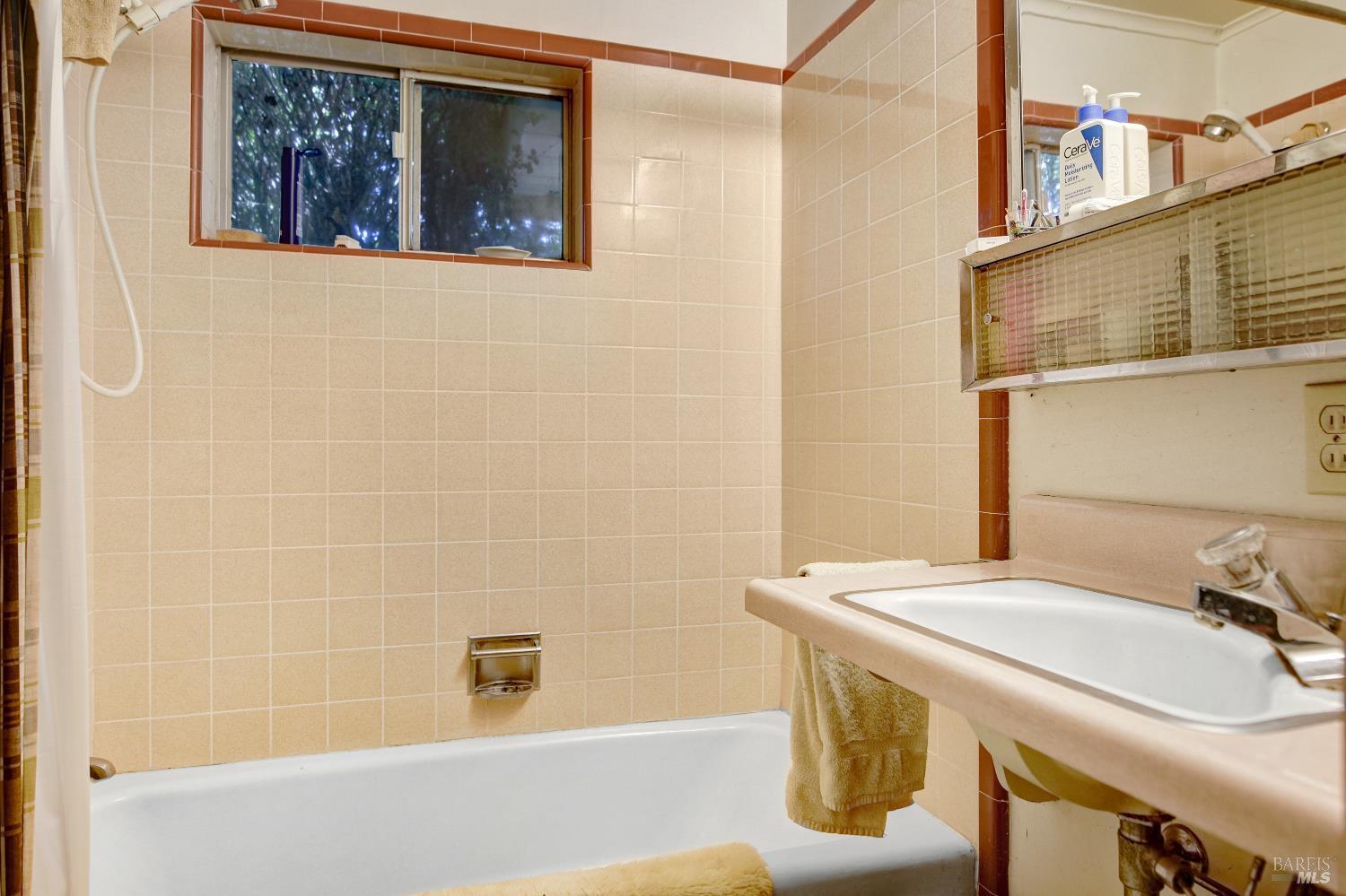 Glen Ellen, California, 95442, United States, 4 Bedrooms Bedrooms, ,3 BathroomsBathrooms,Residential,For Sale,2009295