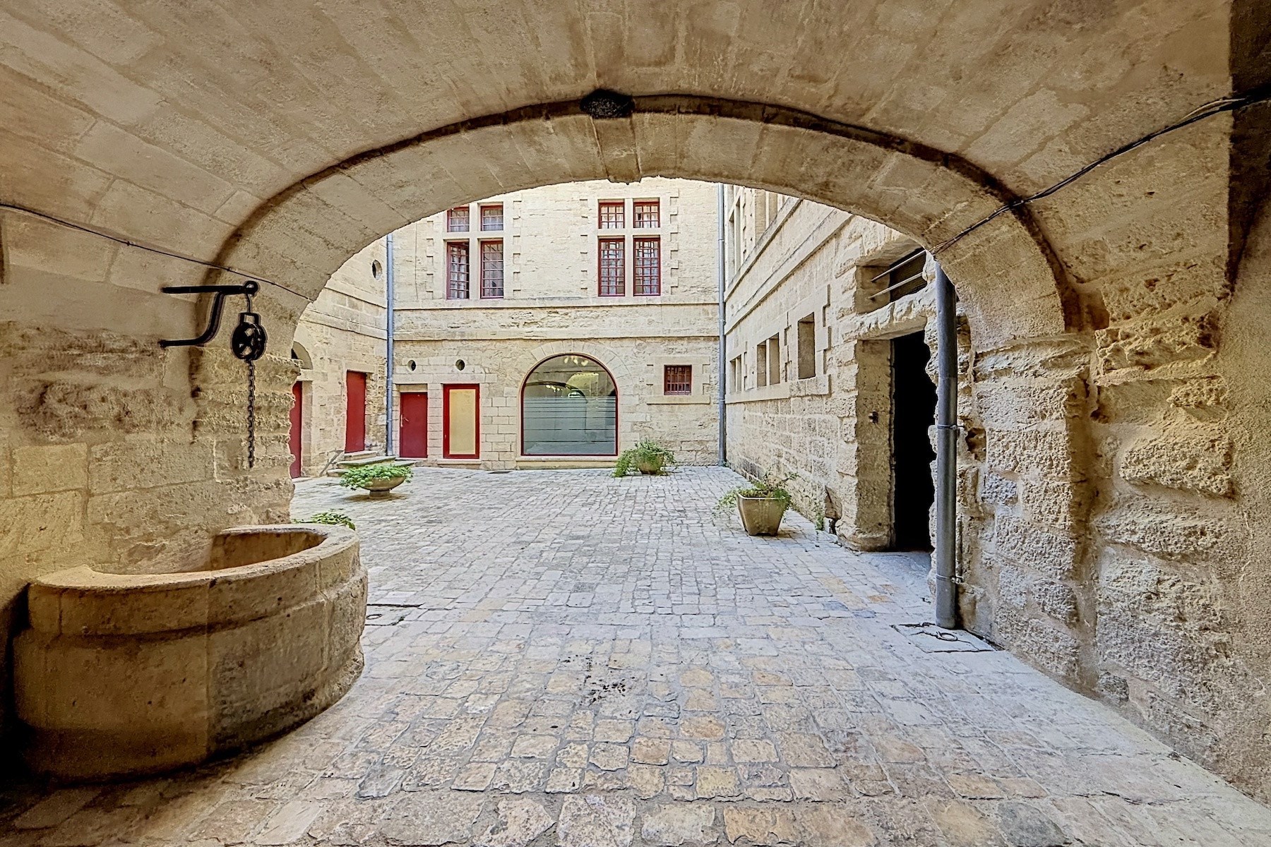  17th Century Private Mansion - 105 m² - Steps from Place aux Herbes - 物件實景