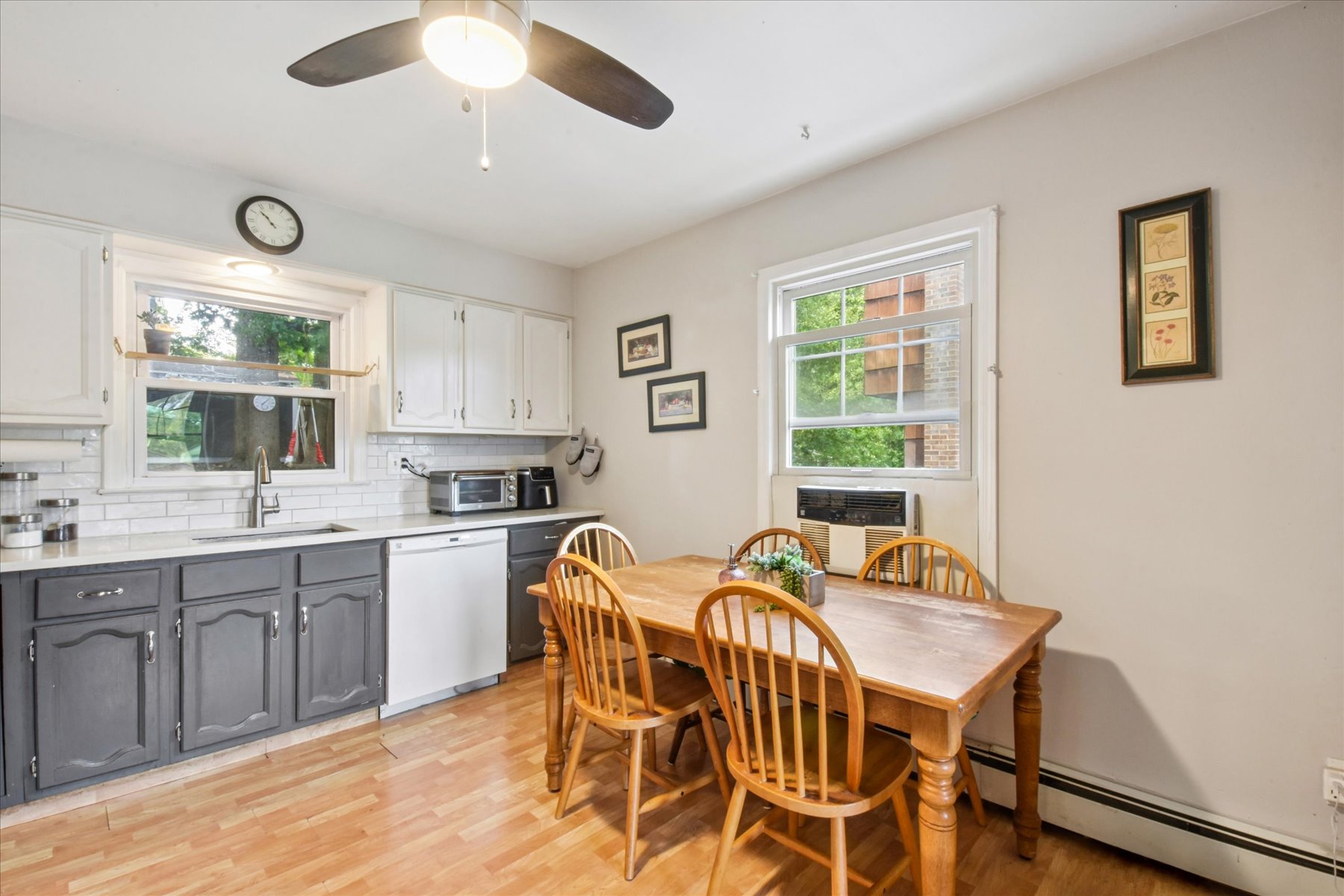  Opportunity Awaits to Reimagine Renovate and Make this Cape Cod Home Your Own - 物件實景