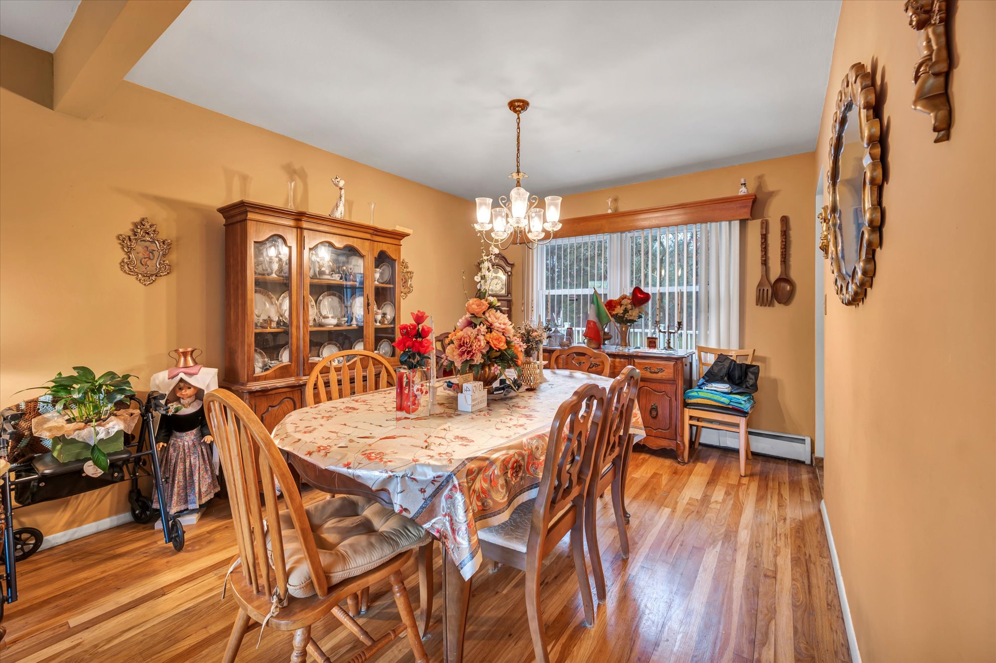 Trumbull, Connecticut, 06611, United States, 3 Bedrooms Bedrooms, ,2 BathroomsBathrooms,Residential,For Sale,1999196