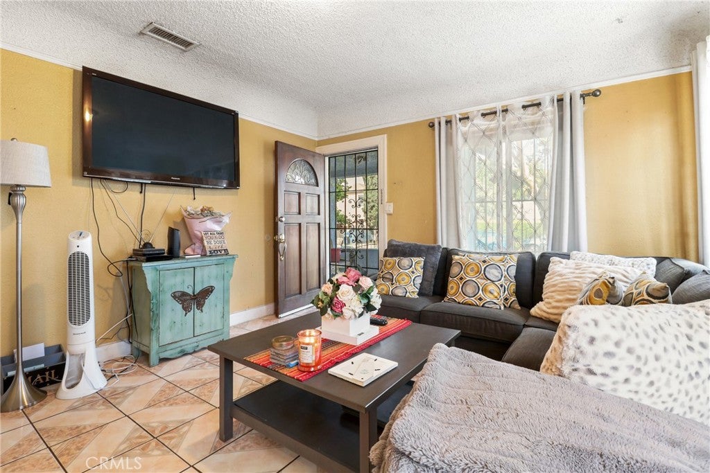 Los Angeles, California, 90016, United States, 4 Bedrooms Bedrooms, ,2 BathroomsBathrooms,Residential,For Sale,1903640