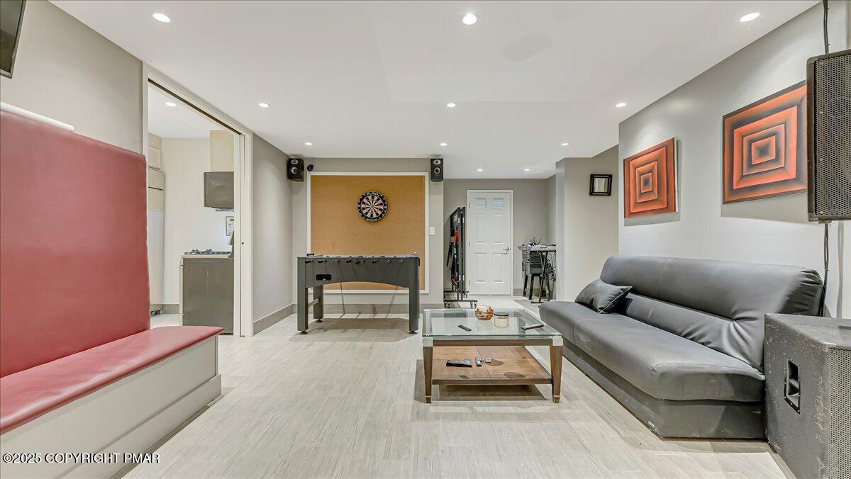 East Stroudsburg, Pennsylvania, 18302, United States, 5 Bedrooms Bedrooms, ,4 BathroomsBathrooms,Residential,For Sale,1980579