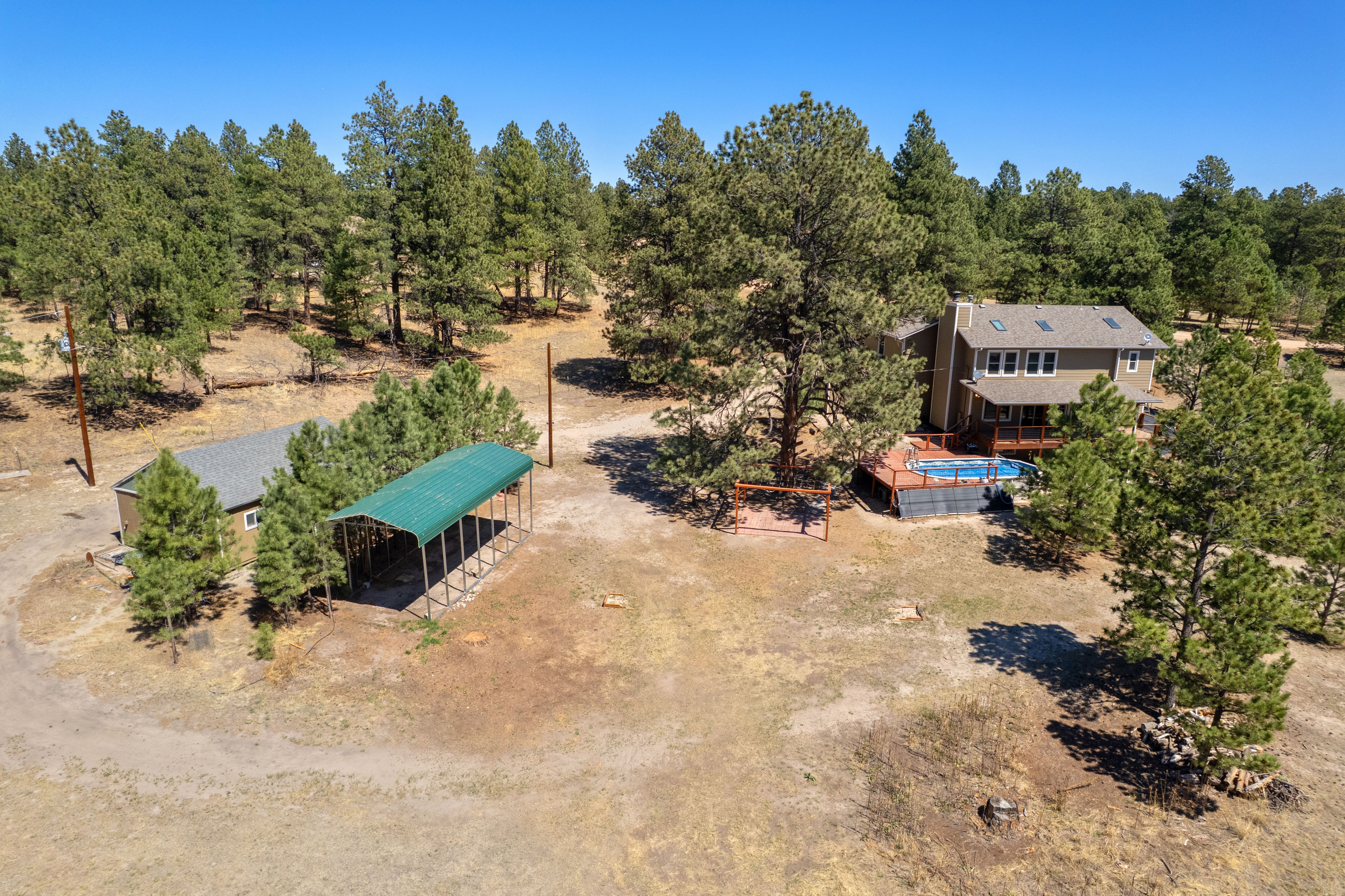  Set behind a gated entry on two and a half wooded acres - 物件實景