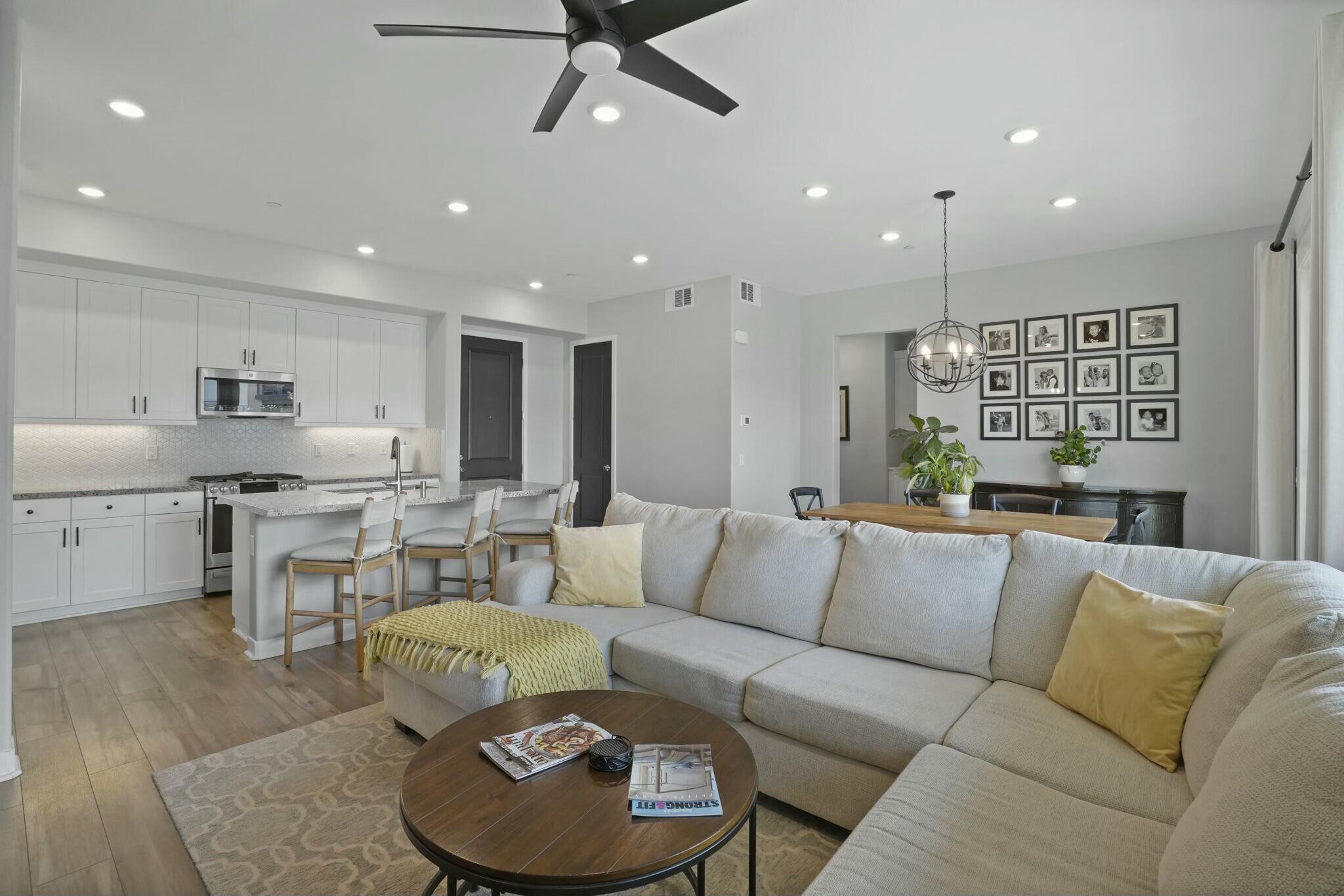 Valencia, California, 91381, United States, 3 Bedrooms Bedrooms, ,2 BathroomsBathrooms,Residential,For Sale,1921906