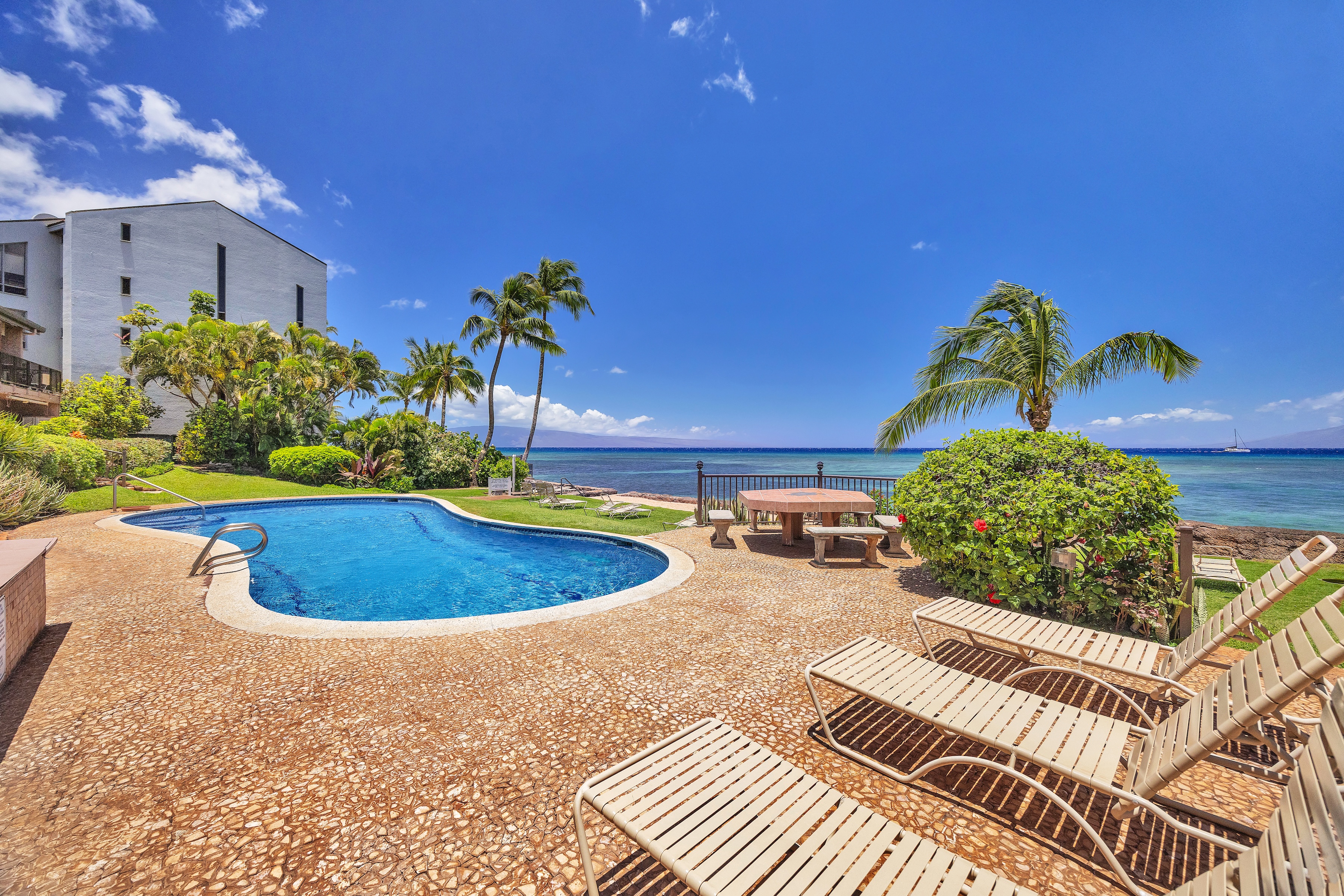  Direct oceanfront, beautiful remodeled 2 bedroom, lanai dining, furnished - 物件實景