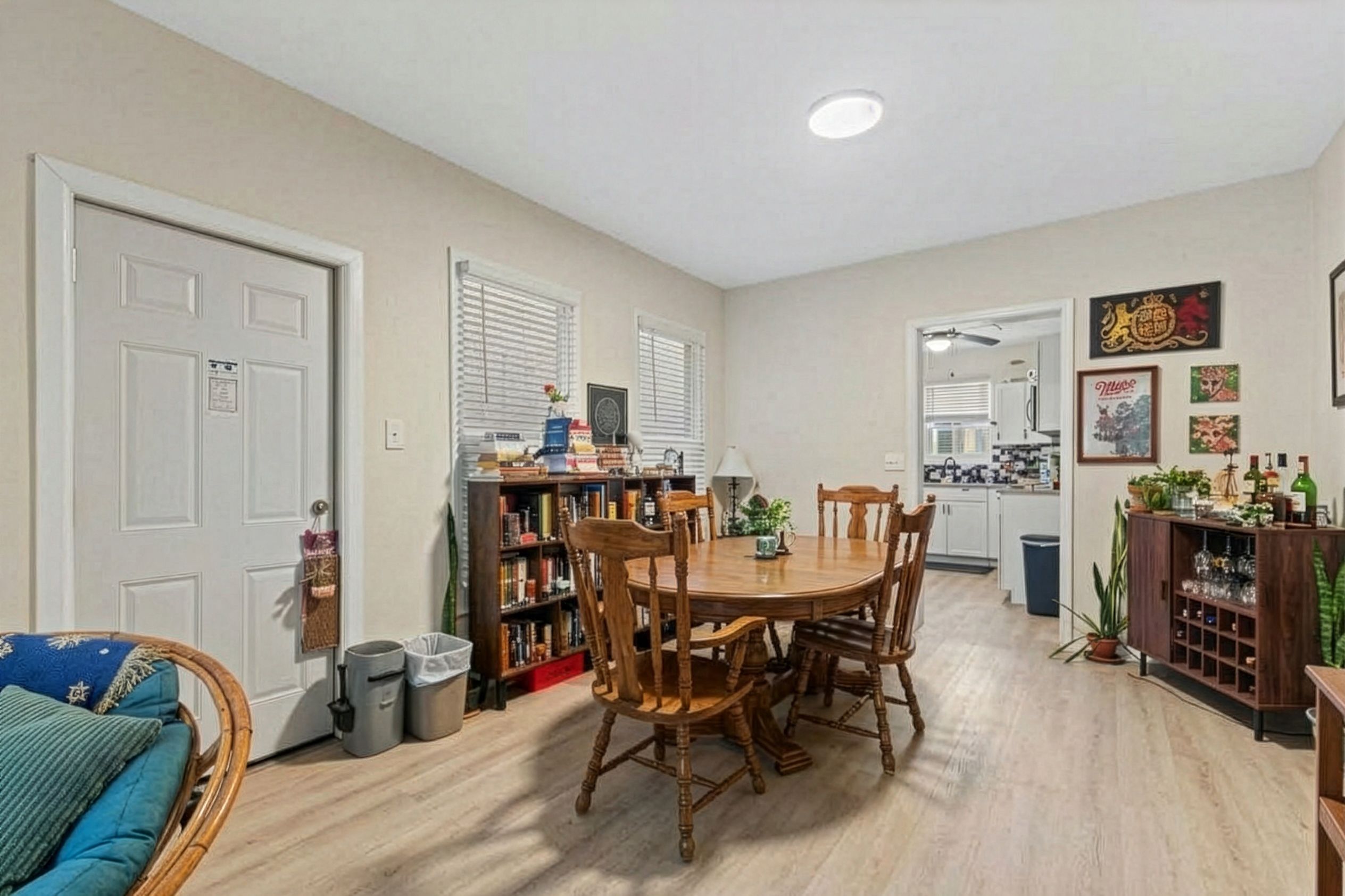  Prime Bay View Investment: Updated Duplex with 4-Car Garage Near Lake Michigan - 物件實景