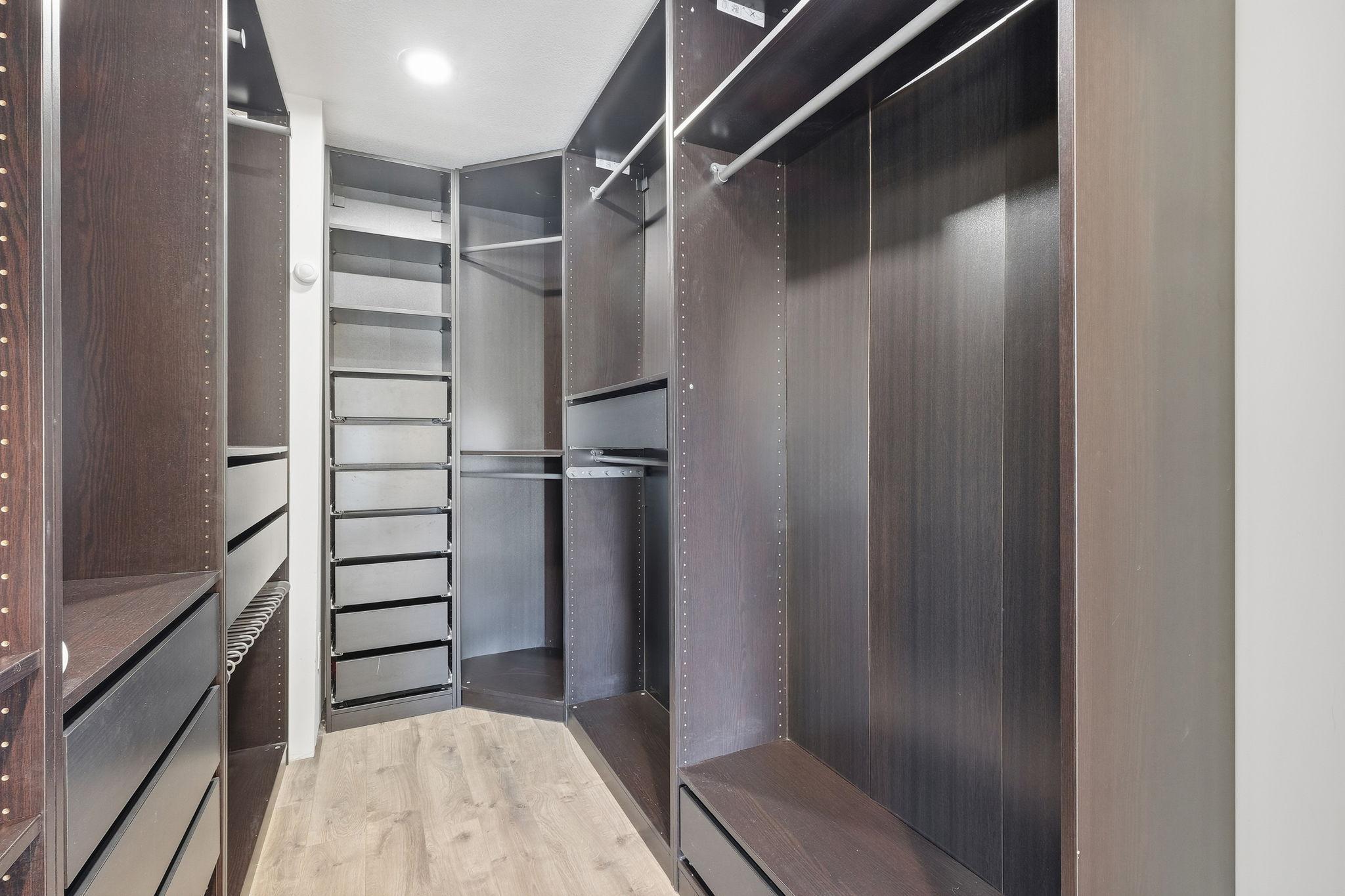 Woodbury, Minnesota, 55125, United States, 4 Bedrooms Bedrooms, ,2 BathroomsBathrooms,Residential,For Sale,1991775