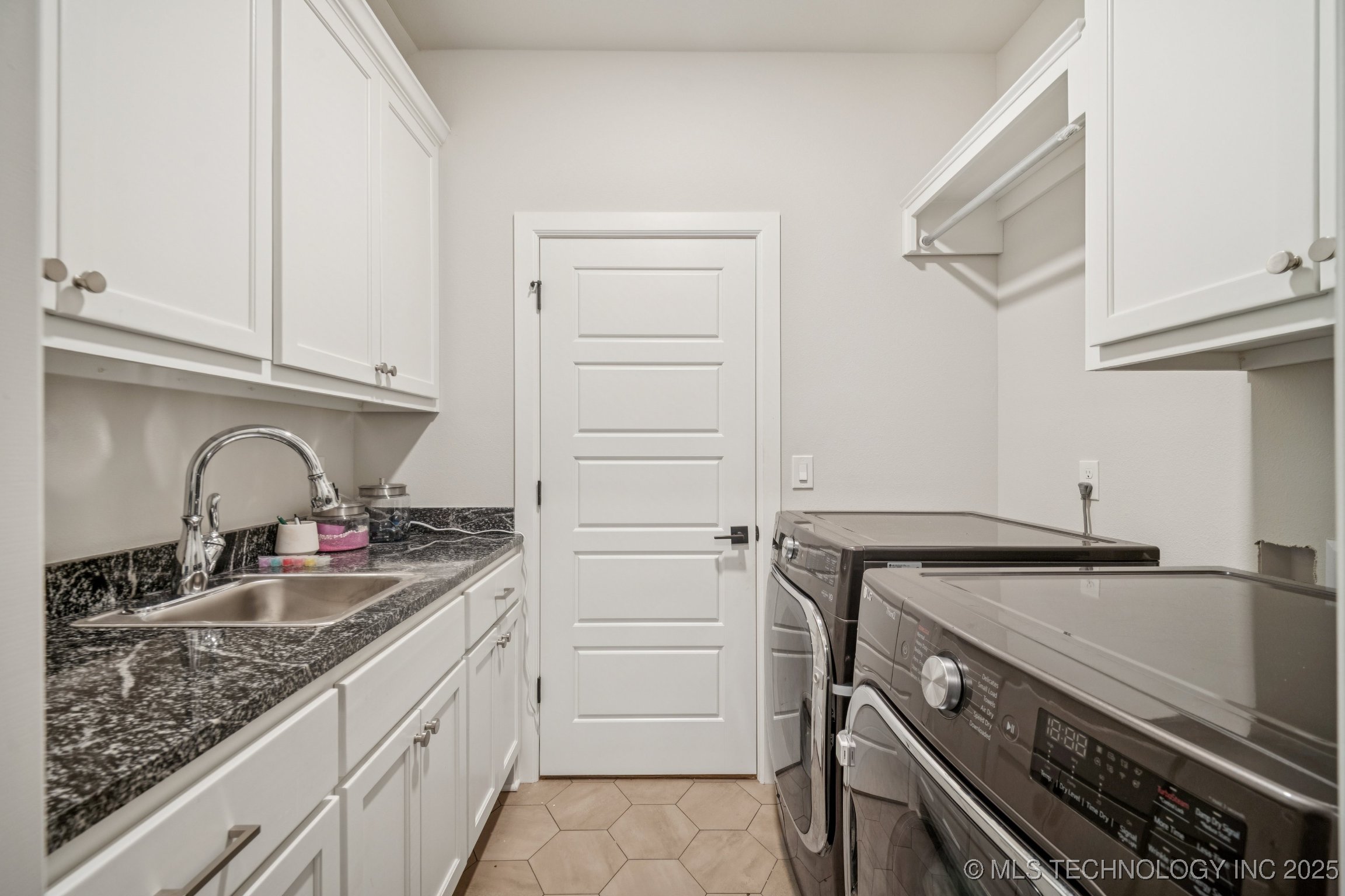 Broken Arrow, Oklahoma, 74011, United States, 5 Bedrooms Bedrooms, ,3 BathroomsBathrooms,Residential,For Sale,1898814