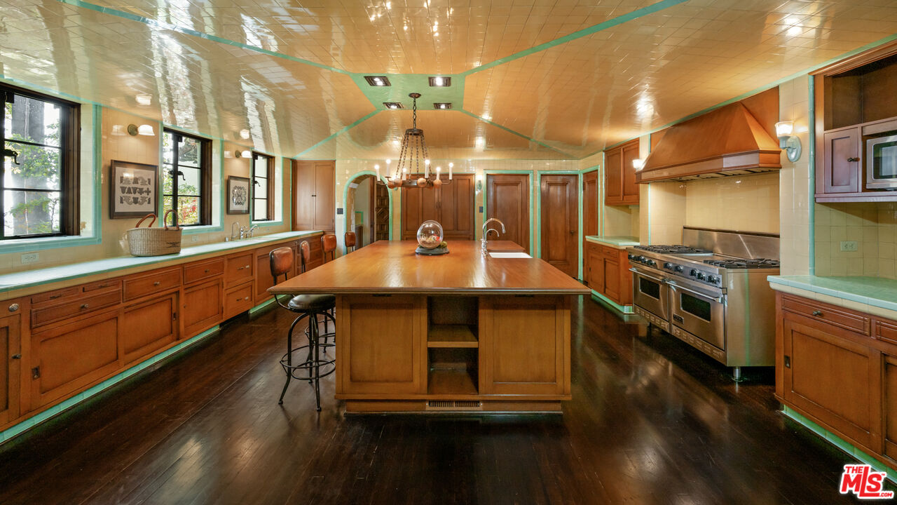 Los Angeles, California, 90027, United States, 6 Bedrooms Bedrooms, ,11 BathroomsBathrooms,Residential,For Sale,1695736