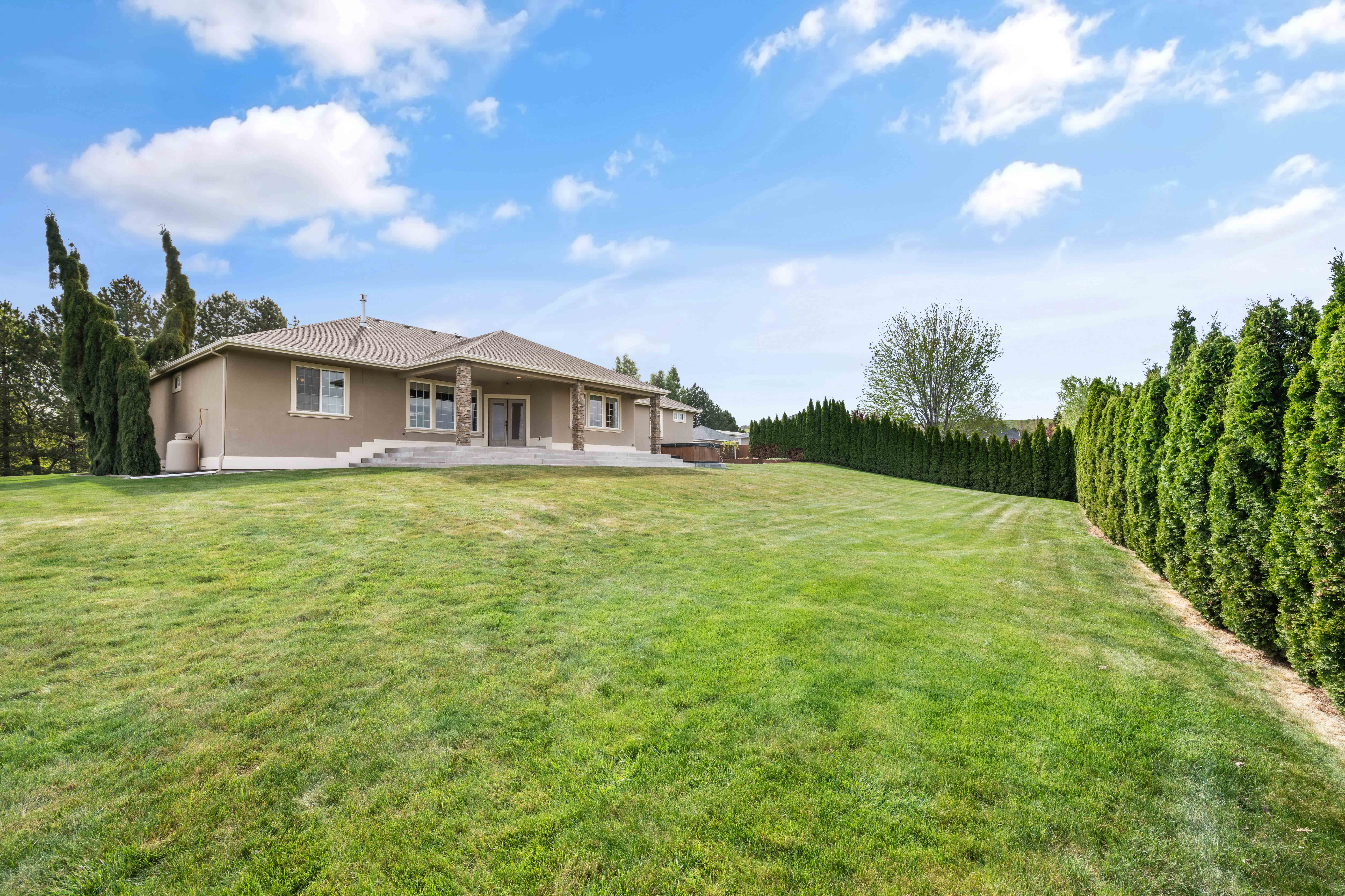  Custom Built on 1 Acre - 物件實景