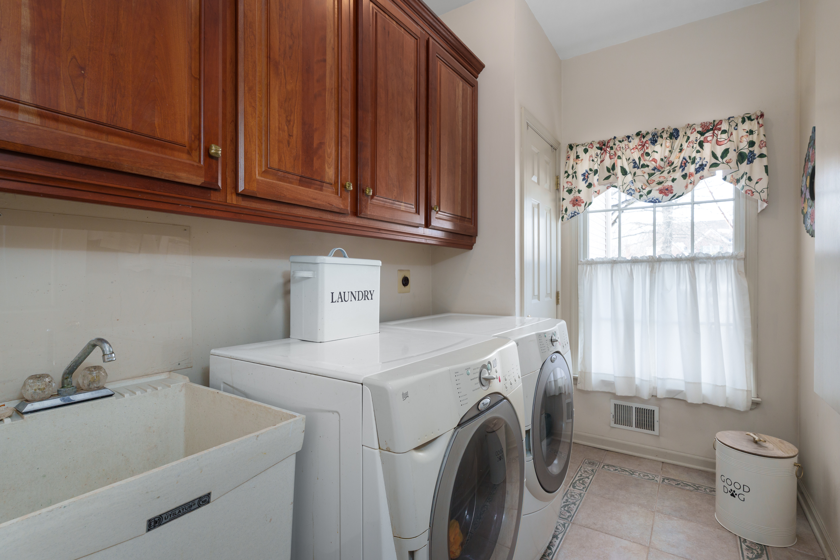  Architecturally Distinct with Greenhouse, Sunroom, and Updated Kitchen - 物件實景