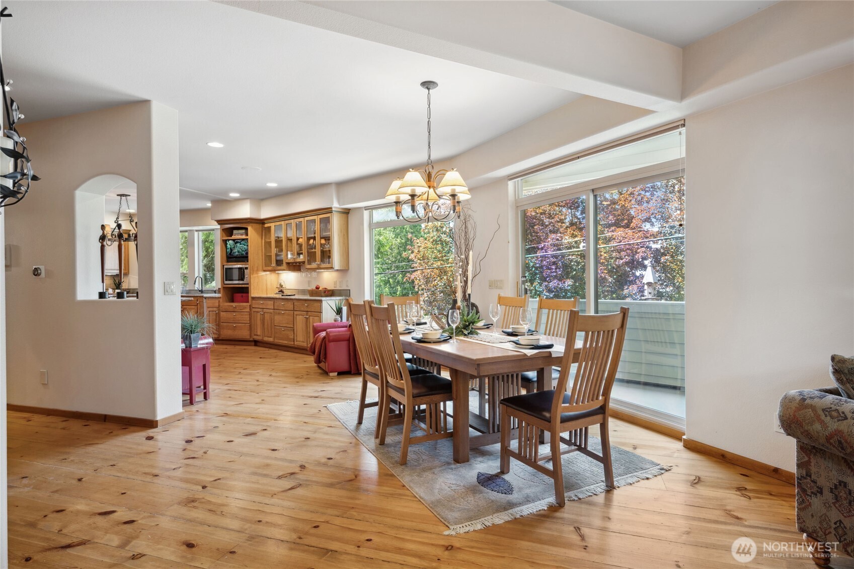 Kirkland, Washington, 98033, United States, 4 Bedrooms Bedrooms, ,2 BathroomsBathrooms,Residential,For Sale,1804621