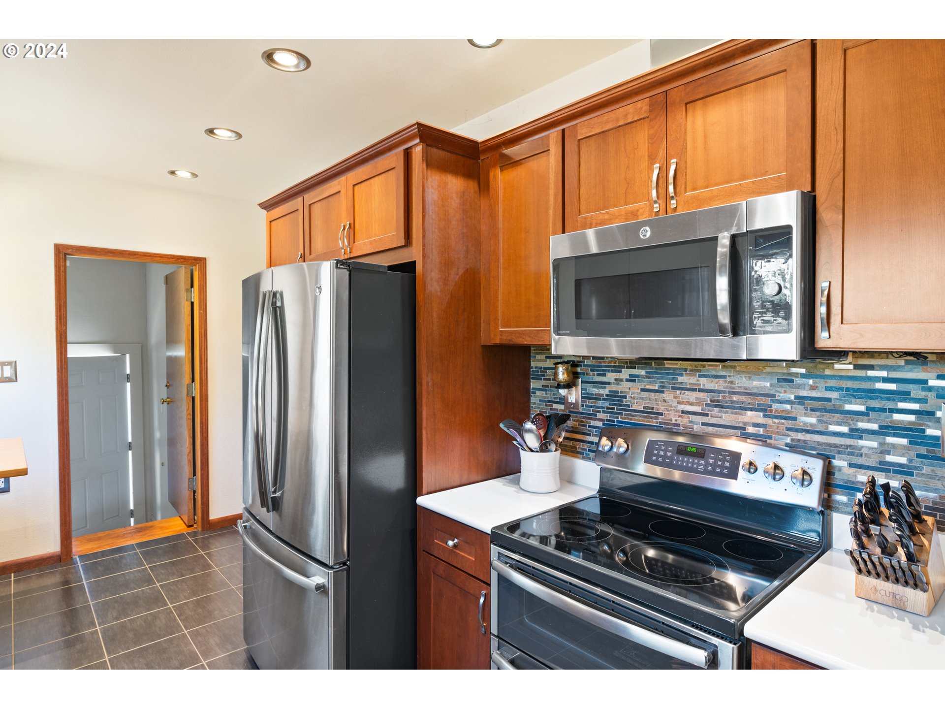 Portland, Oregon, 97211, United States, 5 Bedrooms Bedrooms, ,2 BathroomsBathrooms,Residential,For Sale,1976377