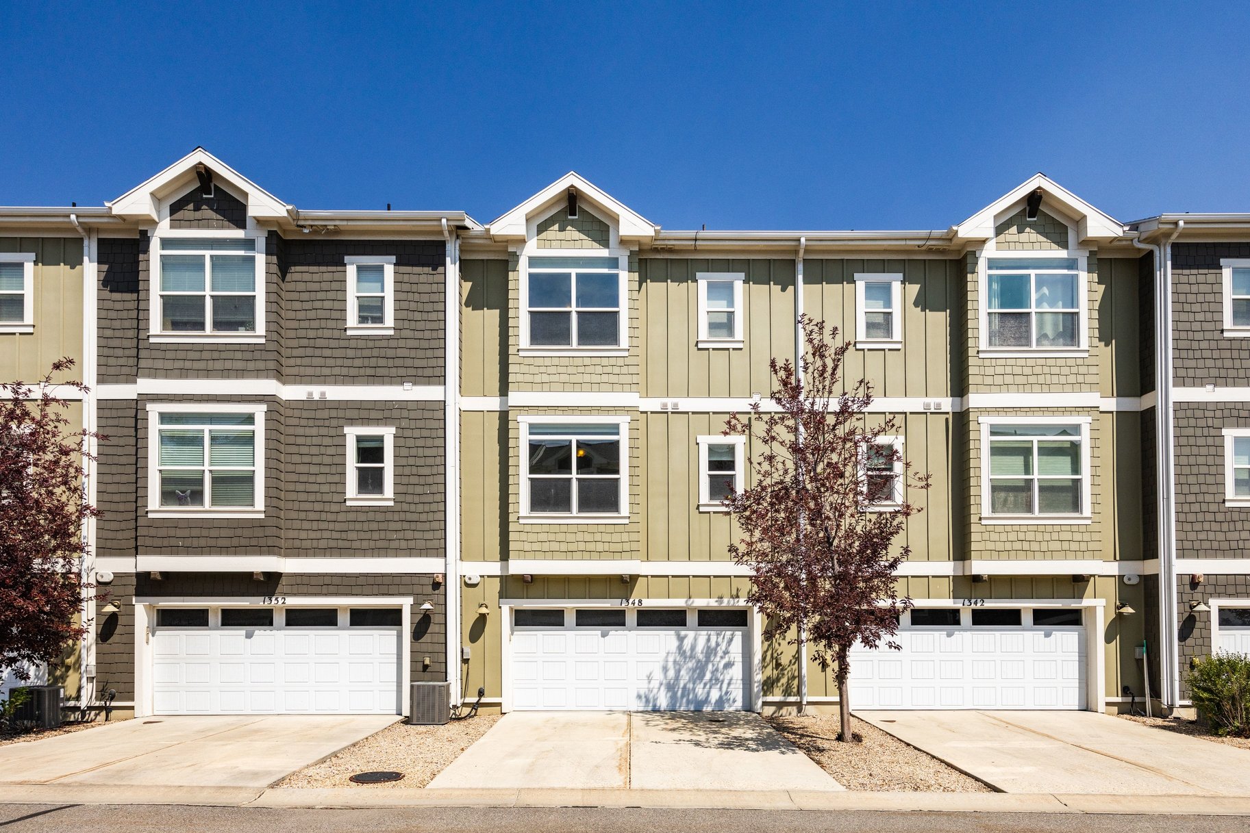  Three Bedroom Townhome with 2-Car Garage Near Trails, Creek, Retail & Golf Club - 物件實景