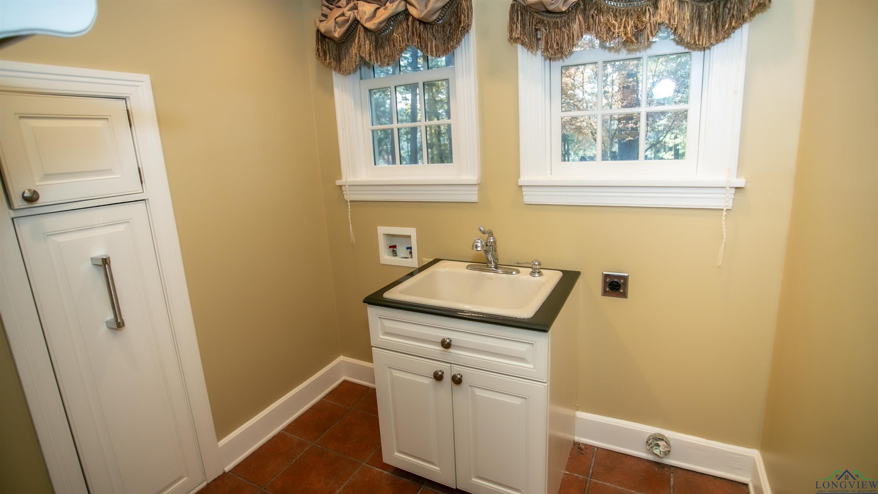 Marshall, Texas, 75670, United States, 5 Bedrooms Bedrooms, ,5 BathroomsBathrooms,Residential,For Sale,1943328