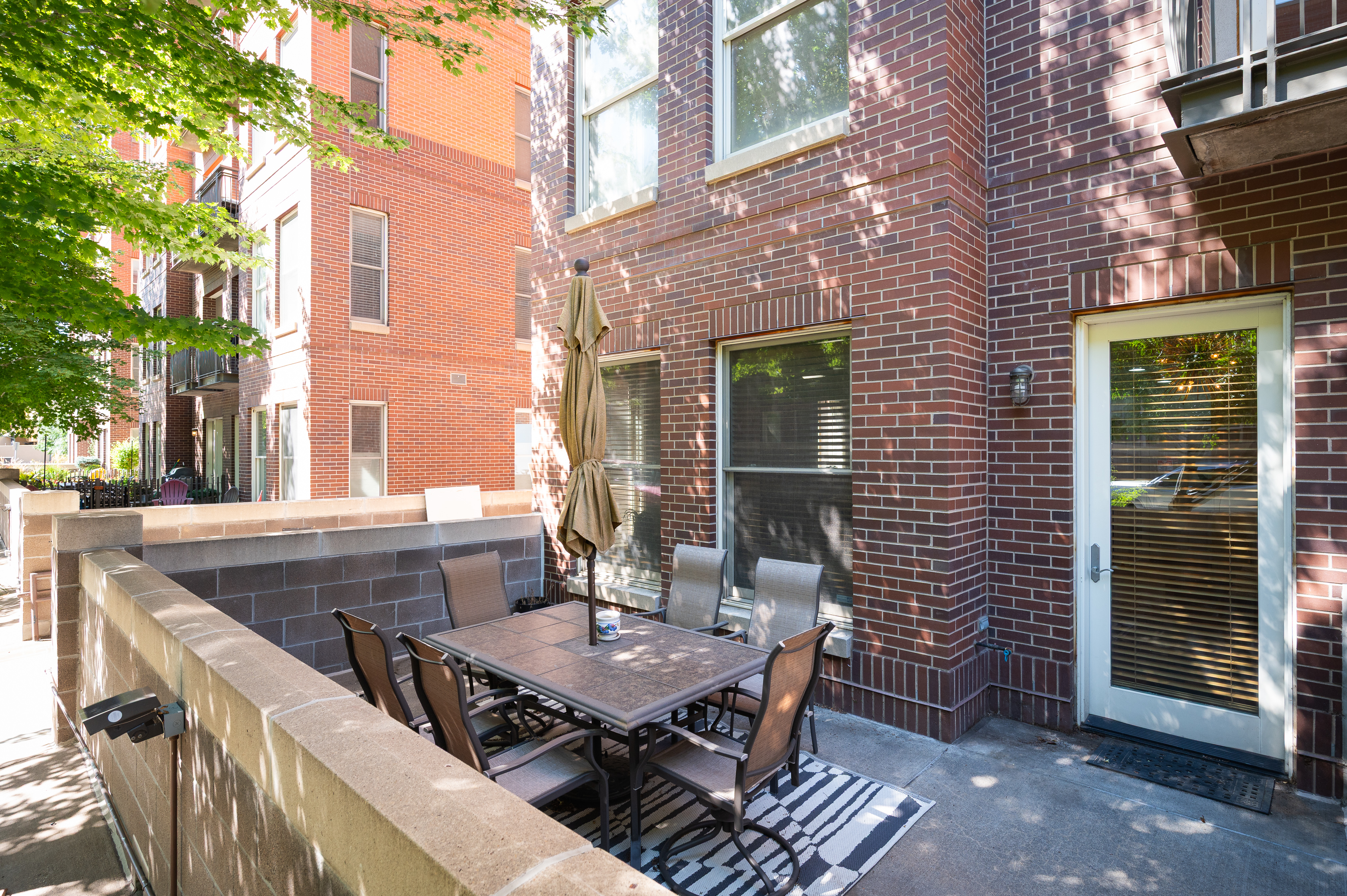  Spacious 1-Bedroom Main Floor Condo in a Prime Location - 物件實景