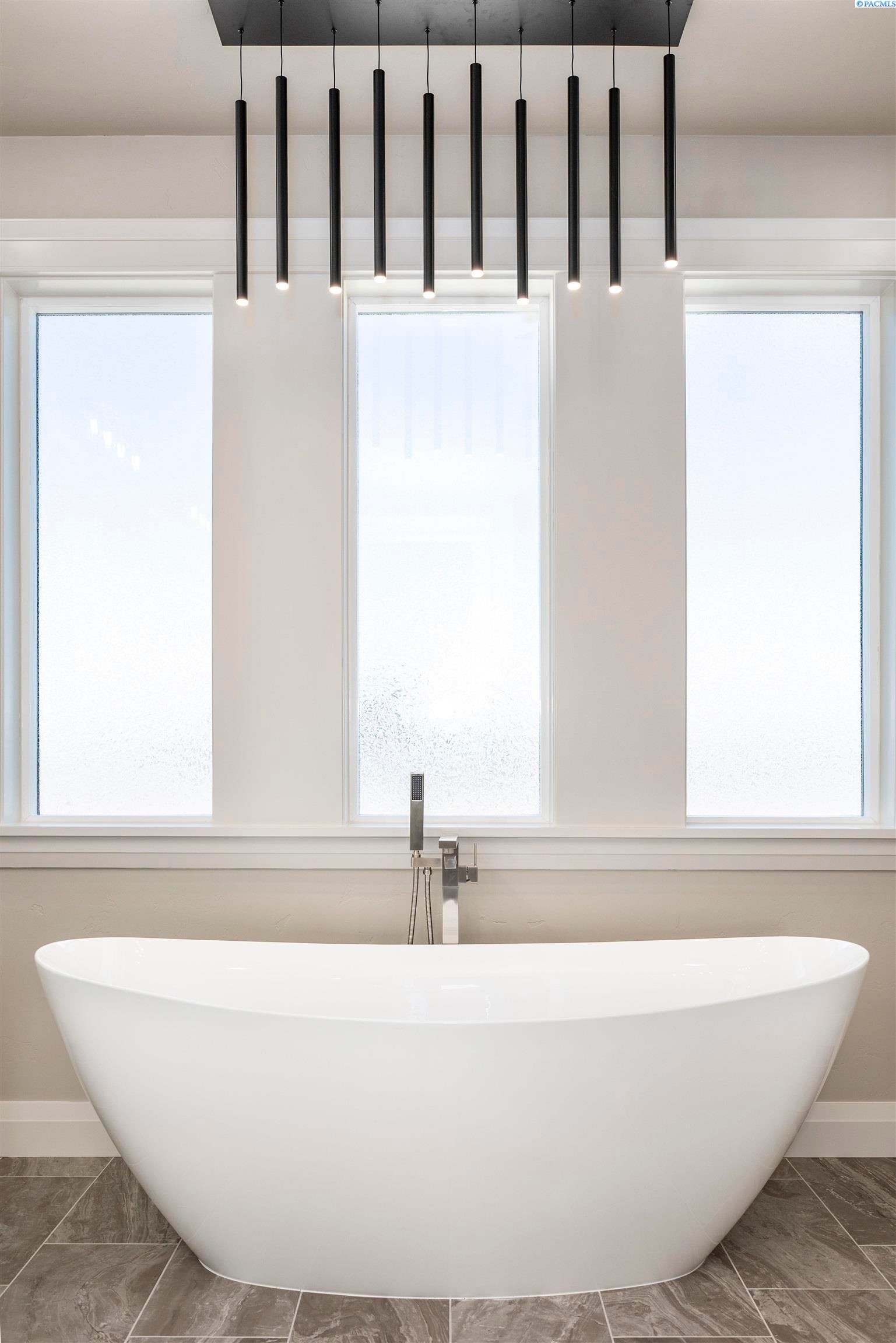 Pasco, Washington, 99301, United States, 4 Bedrooms Bedrooms, ,4 BathroomsBathrooms,Residential,For Sale,1979457