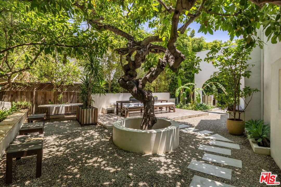 Los Angeles, California, 90069, United States, 4 Bedrooms Bedrooms, ,4 BathroomsBathrooms,Residential,For Sale,1911596