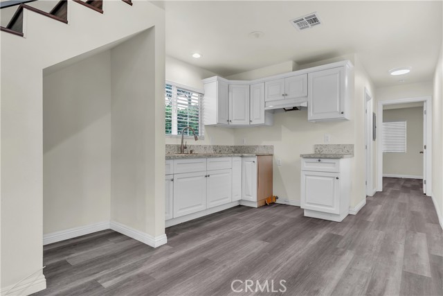 Los Angeles, California, 90062, United States, 5 Bedrooms Bedrooms, ,Residential,For Sale,1975907