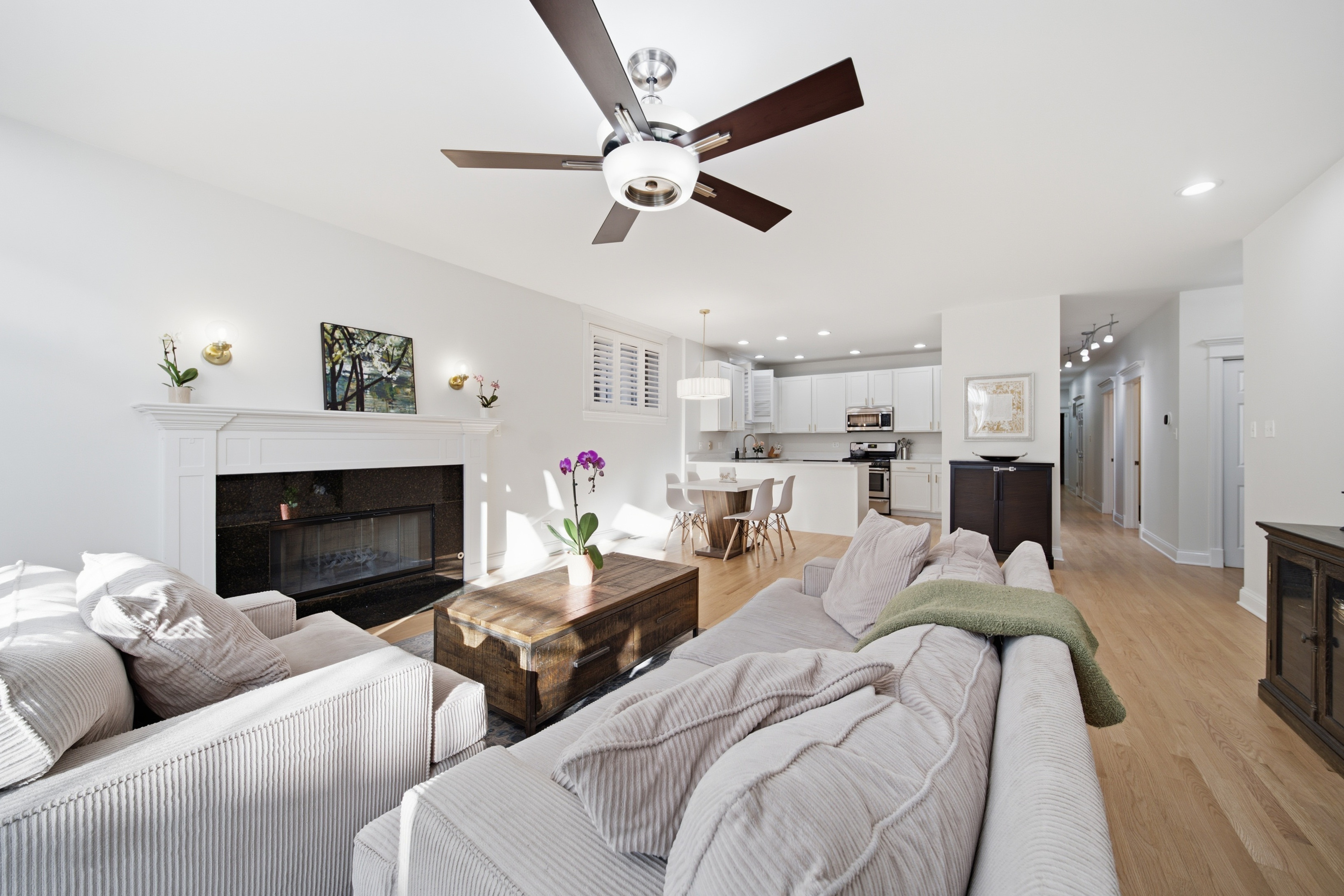  Condo Set on a Beautiful Tree-lined, One-way Street in the Heart of Lakeview - 物件實景