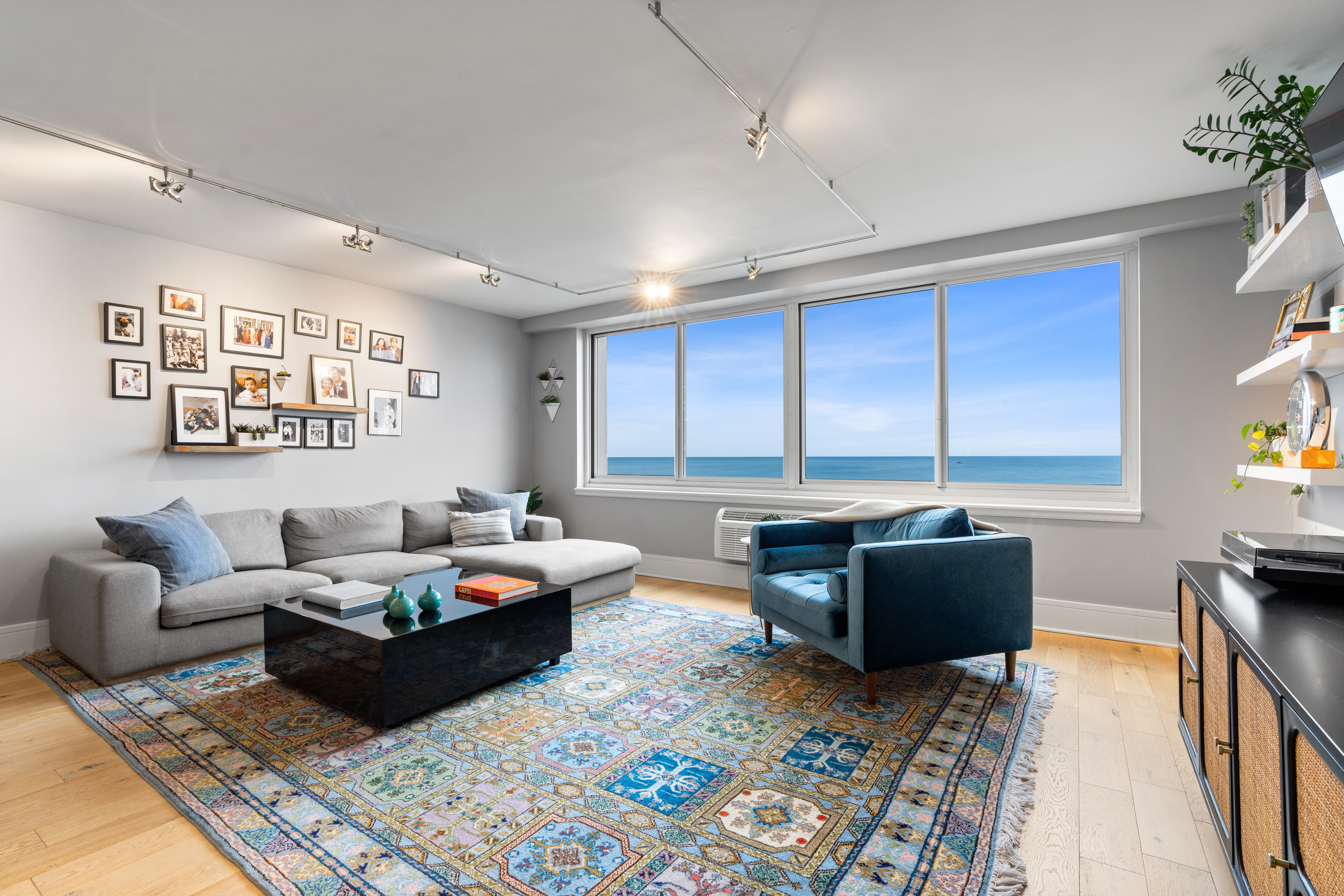  Enjoy Turnkey Lakefront Living in a Well-Established Gold Coast Building - 物件實景