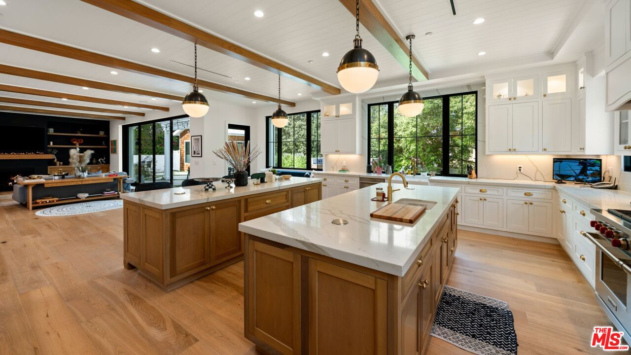 Encino, California, 91436, United States, 6 Bedrooms Bedrooms, ,7 BathroomsBathrooms,Residential,For Sale,1896144