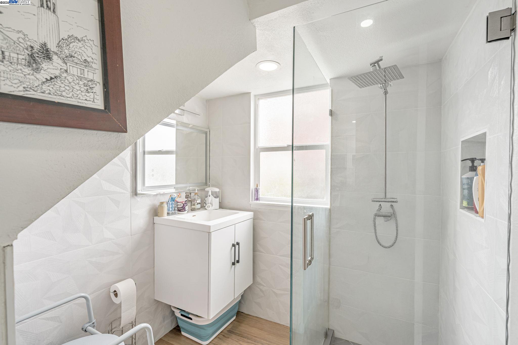 Oakland, California, 94603, United States, 3 Bedrooms Bedrooms, ,2 BathroomsBathrooms,Residential,For Sale,1991687