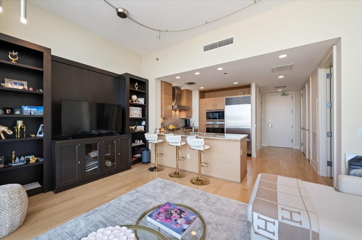 Chicago, Illinois, 60611, United States, 1 Bedroom Bedrooms, ,2 BathroomsBathrooms,Residential,For Sale,1995961