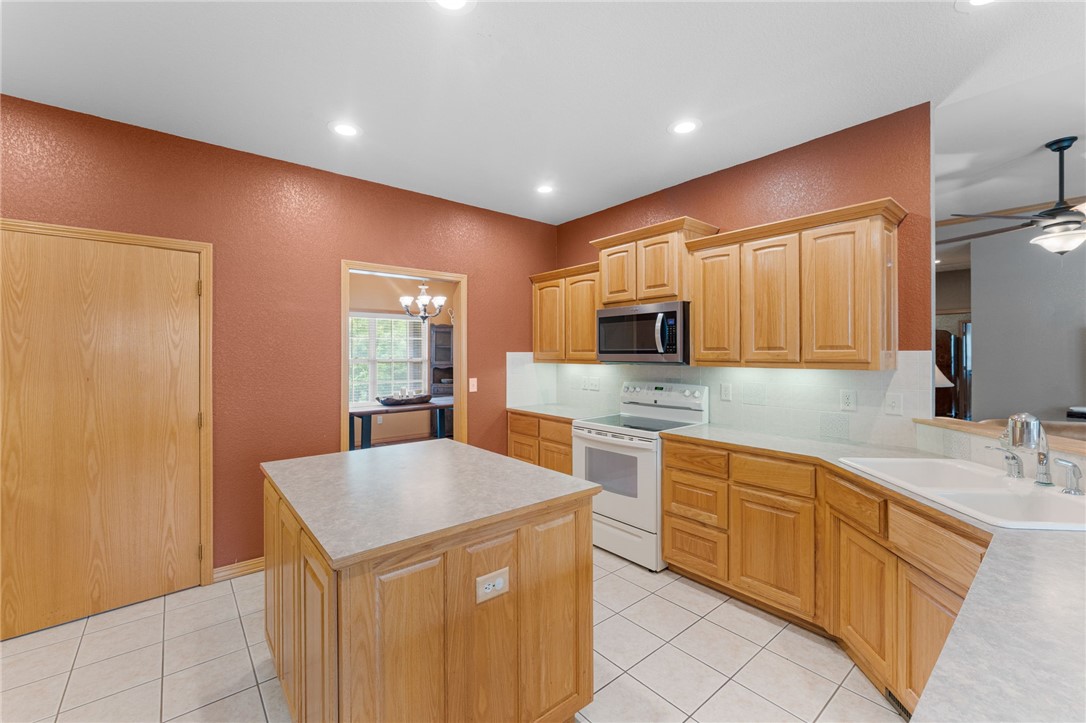 Bella Vista, Arkansas, 72715, United States, 3 Bedrooms Bedrooms, ,4 BathroomsBathrooms,Residential,For Sale,1942252
