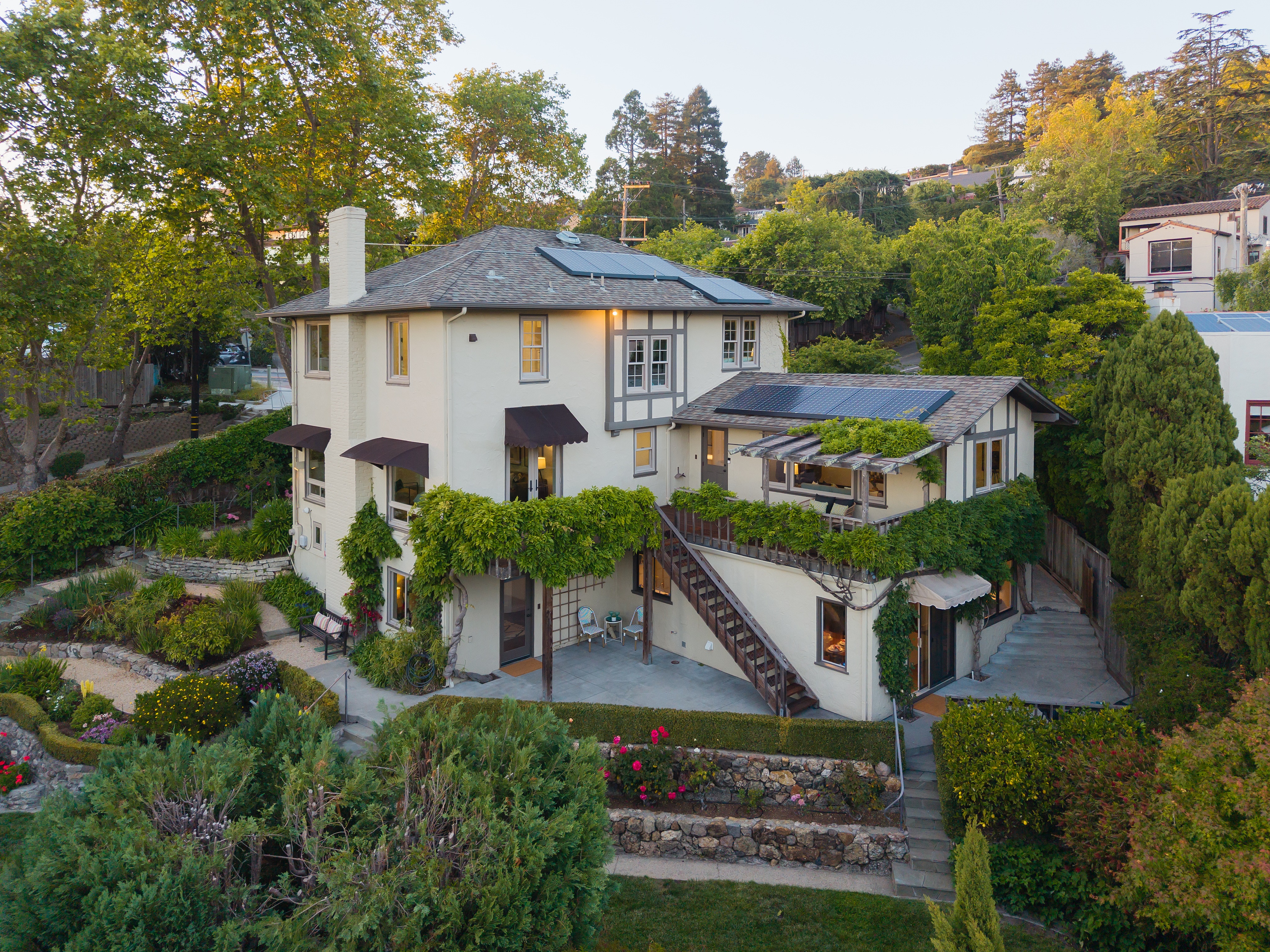  Timeless Berkeley Hills Gem with Spectacular Gardens and Bay Views - 物件實景