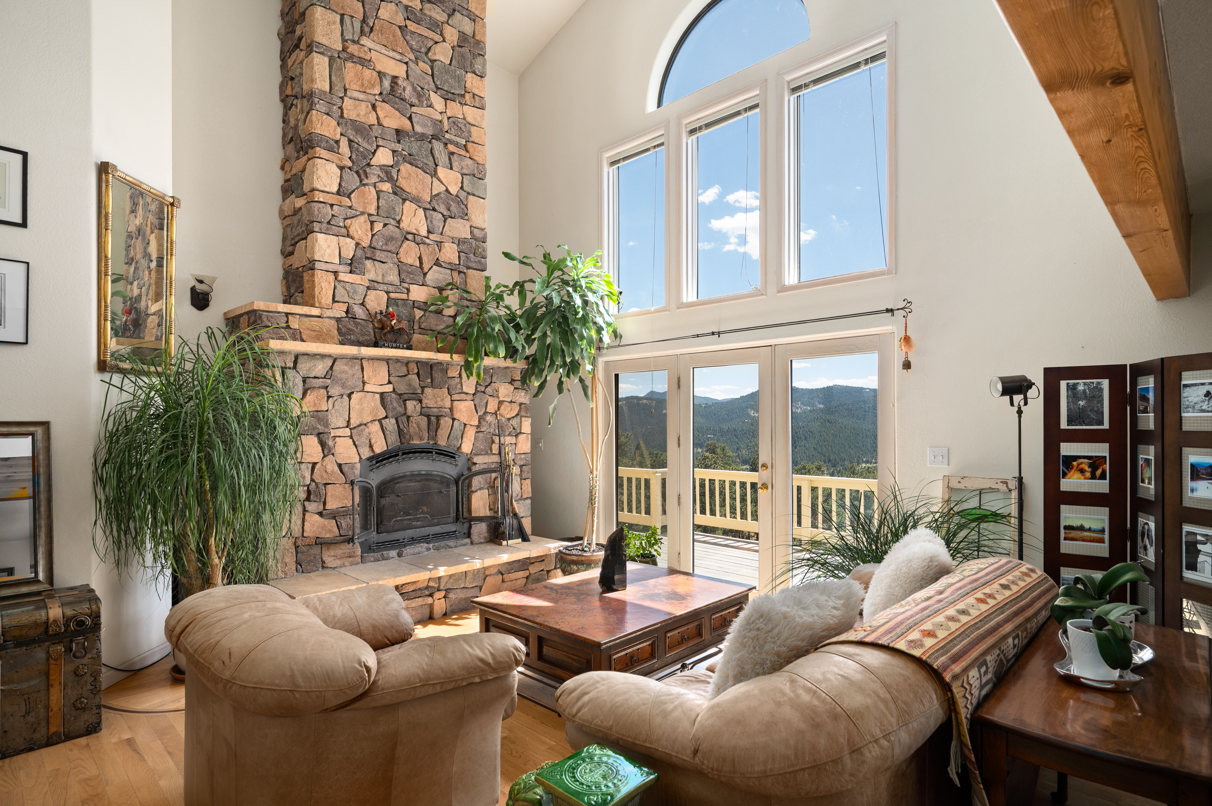  Tucked into the Foothills of the Rocky Mountains your majestic paradise awaits - 物件實景