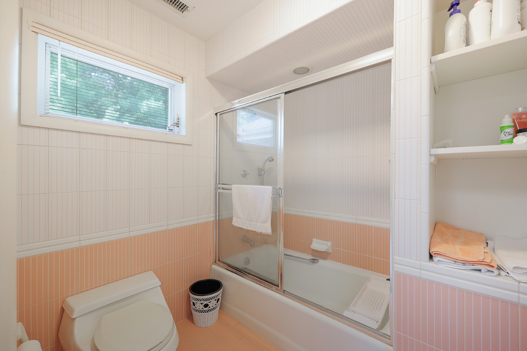  Contemporary Colonial Set in Peaceful Private Setting - 物件實景