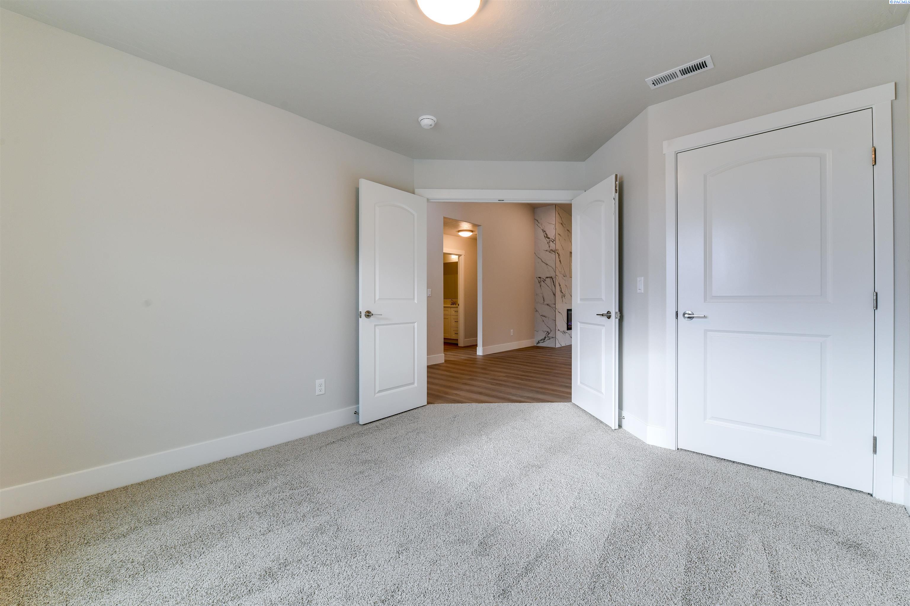 Kennewick, Washington, 99338, United States, 4 Bedrooms Bedrooms, ,1 BathroomBathrooms,Residential,For Sale,1933332